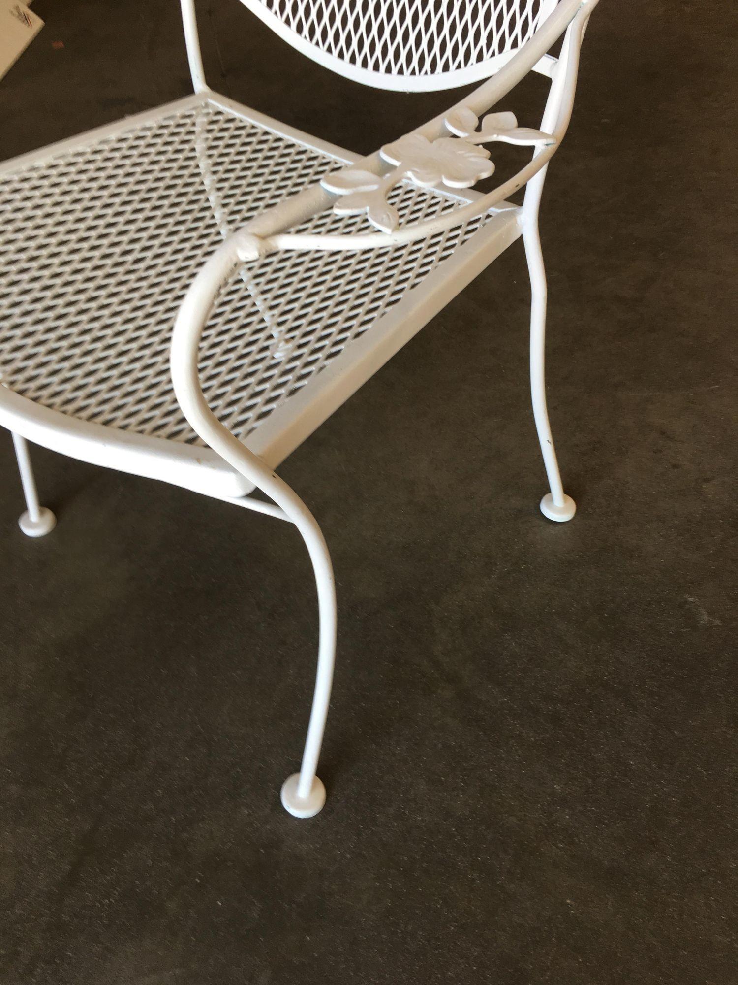 Mid-Century Modern Woodard Company Mesh Outdoor Patio Lounge Chair with Leaf Pattern Arms For Sale