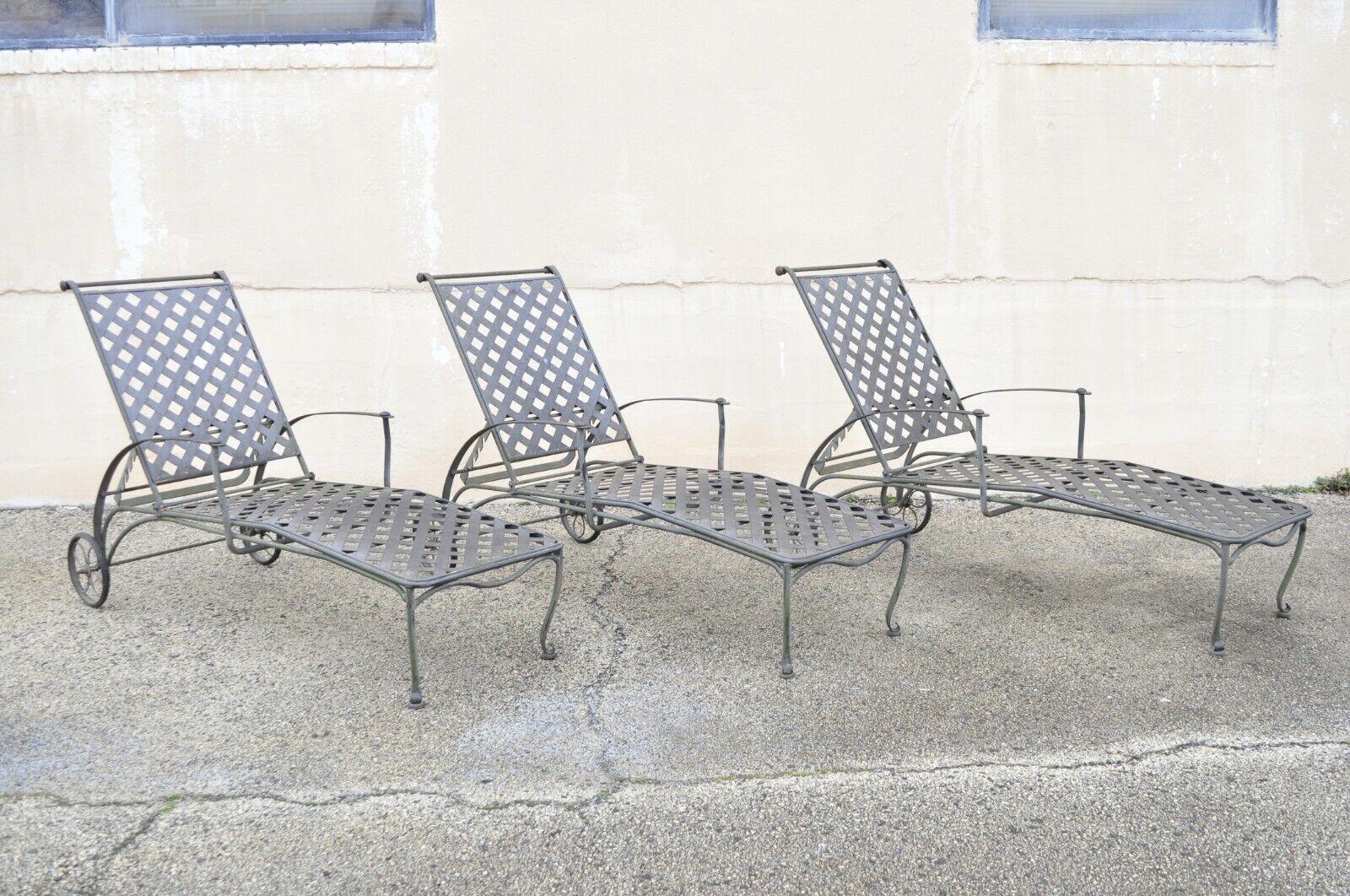 Woodard maddox black wrought iron adjustable pool patio chaise lounge chair. Cet article se caractérise par une structure en fer forgé de qualité, une assise en treillis croisé, un dossier réglable et une forme sculpturale élégante. Vers la fin du