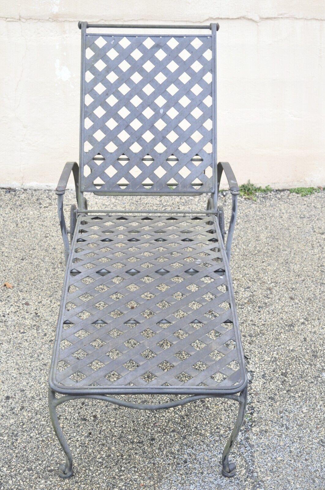 Woodard Maddox Black Wrought Iron Adjustable Pool Patio Chaise Lounge Chair Bon état - En vente à Philadelphia, PA