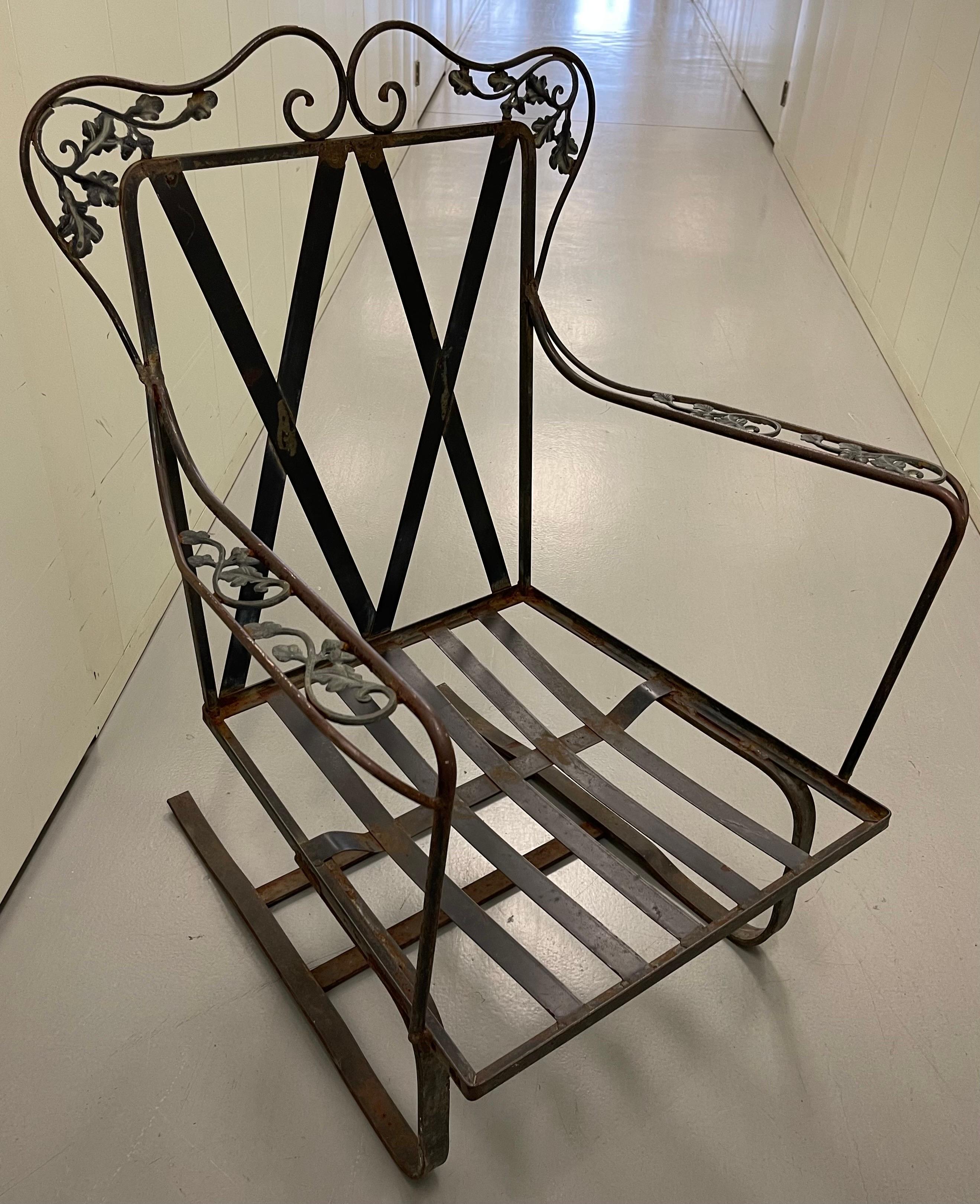 Chaise à bascule à rebonds Woodard Orleans des années 1940. Finition originale en peinture poudre verdigris. Le siège sans coussins mesure 12,5