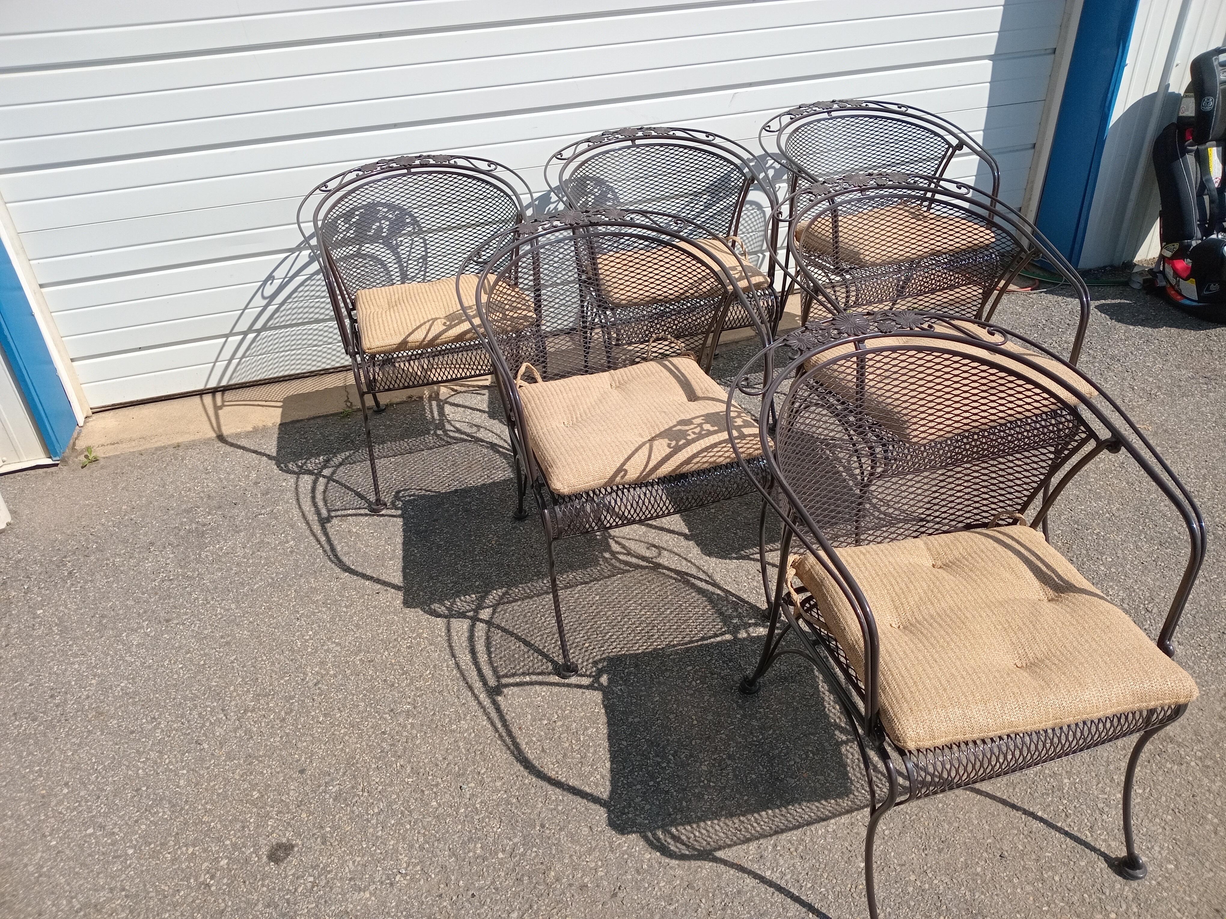 Table de salle à manger d'extérieur Woodard et 6 chaises à dossier incurvé en vente 4