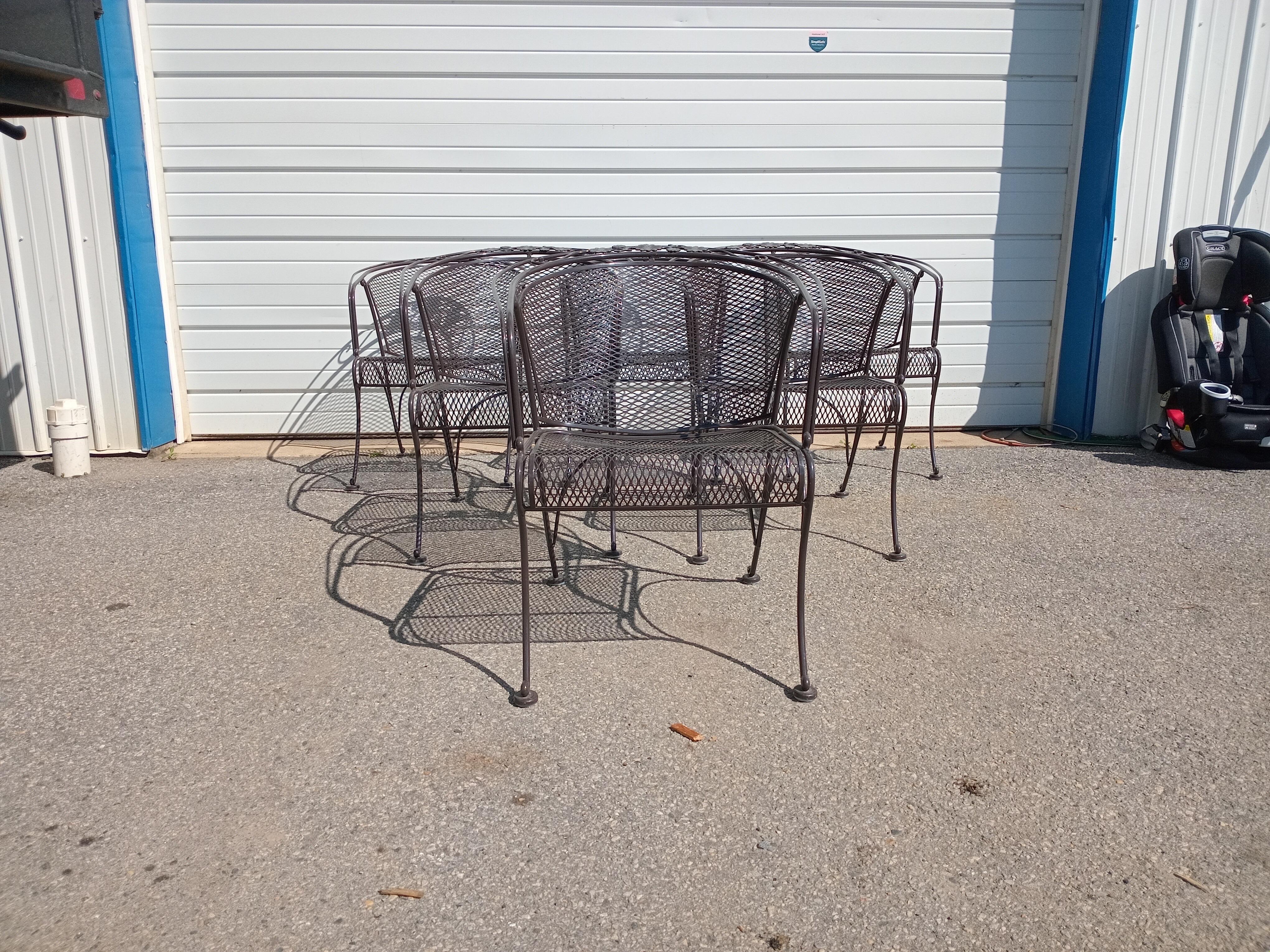 Table de salle à manger d'extérieur Woodard et 6 chaises à dossier incurvé en vente 6