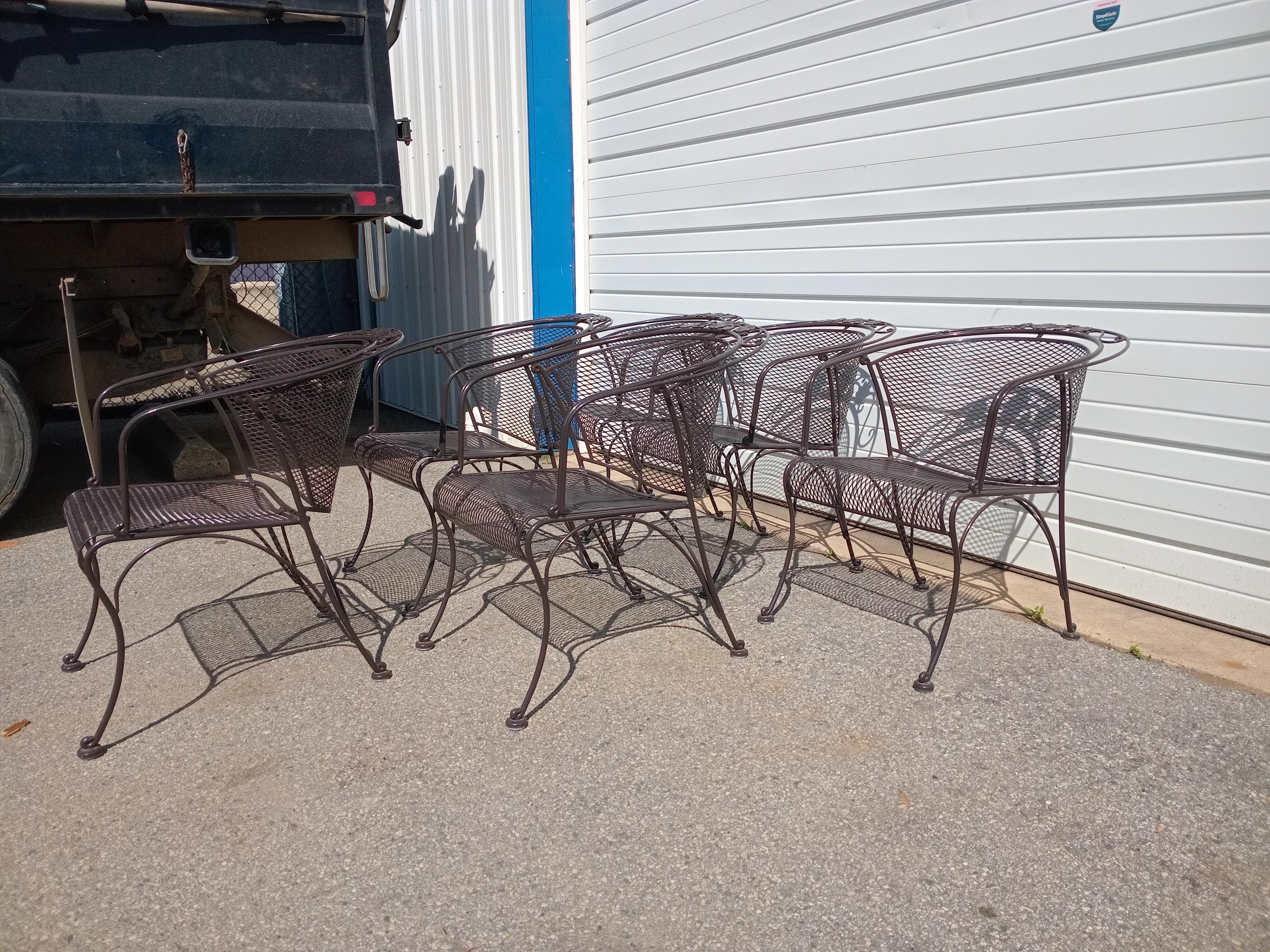 Table de salle à manger d'extérieur Woodard et 6 chaises à dossier incurvé en vente 7
