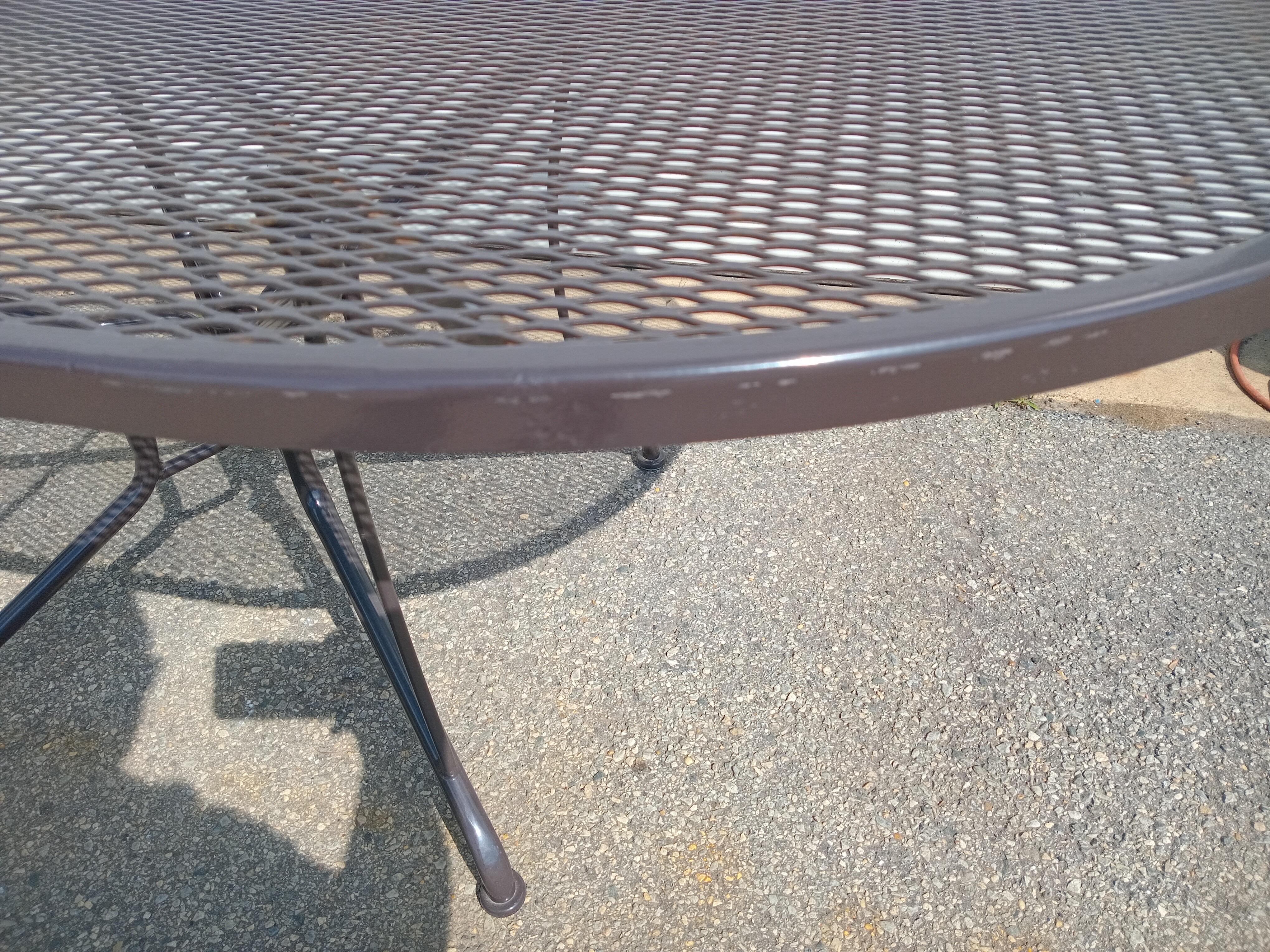 Table de salle à manger d'extérieur Woodard et 6 chaises à dossier incurvé en vente 8