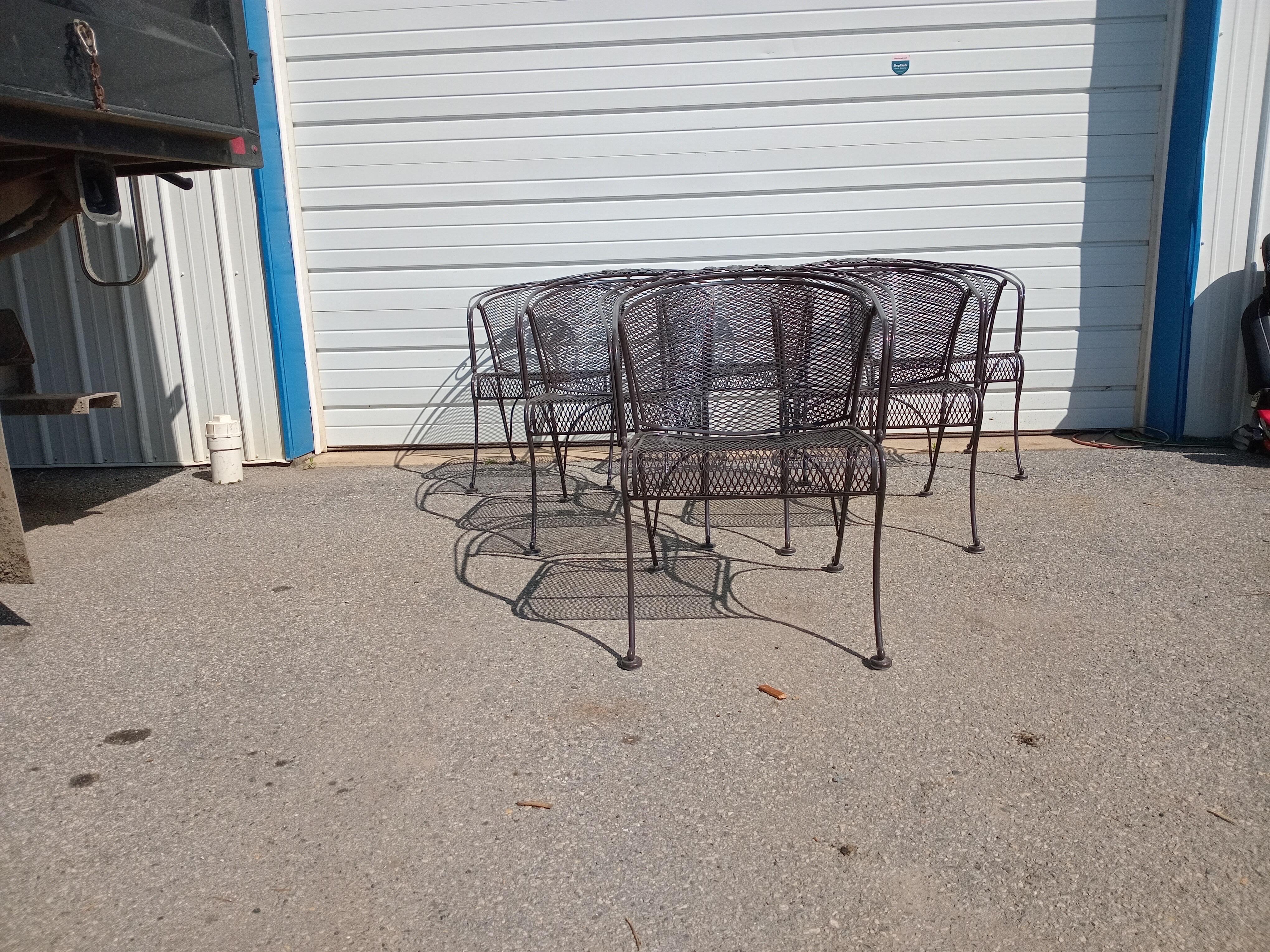 Table de salle à manger d'extérieur Woodard et 6 chaises à dossier incurvé en vente 9