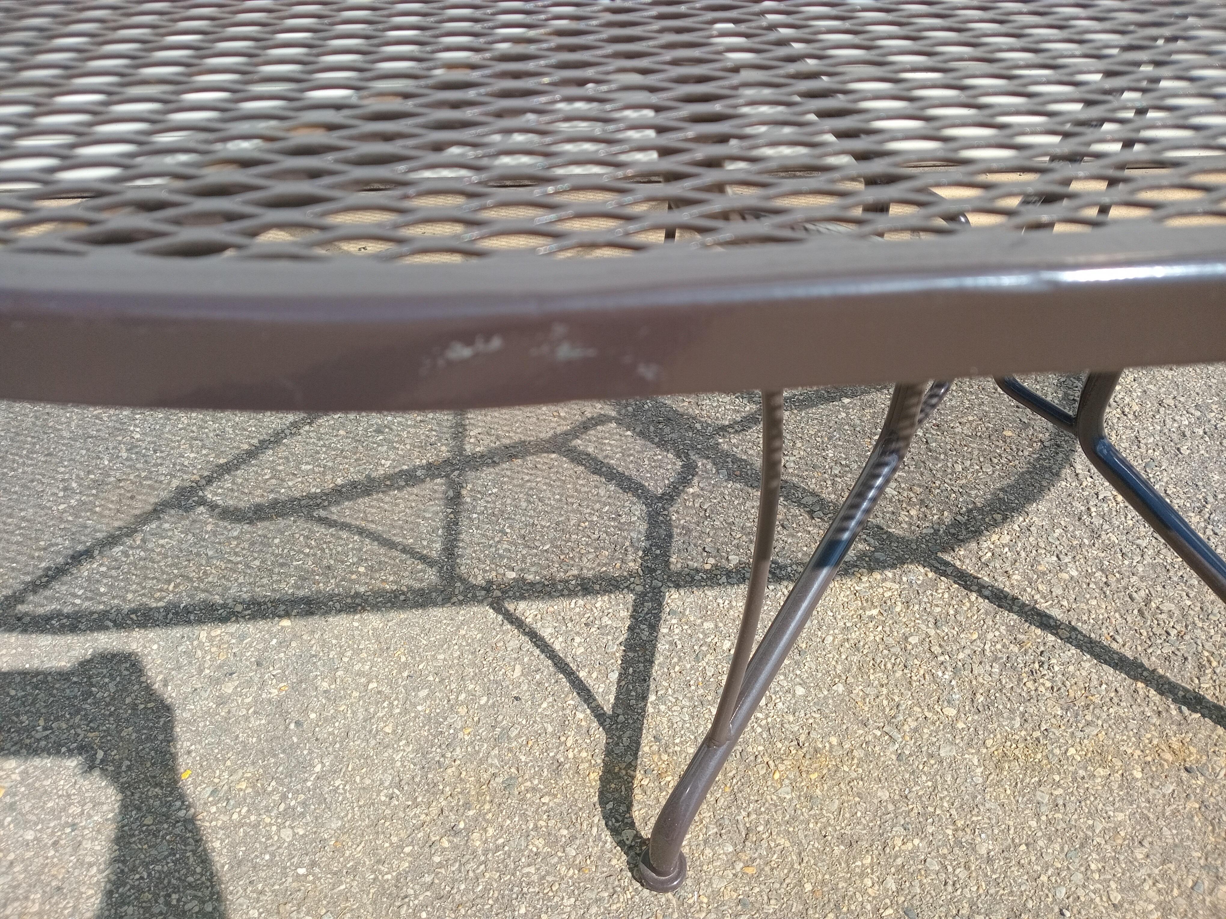Table de salle à manger d'extérieur Woodard et 6 chaises à dossier incurvé en vente 12