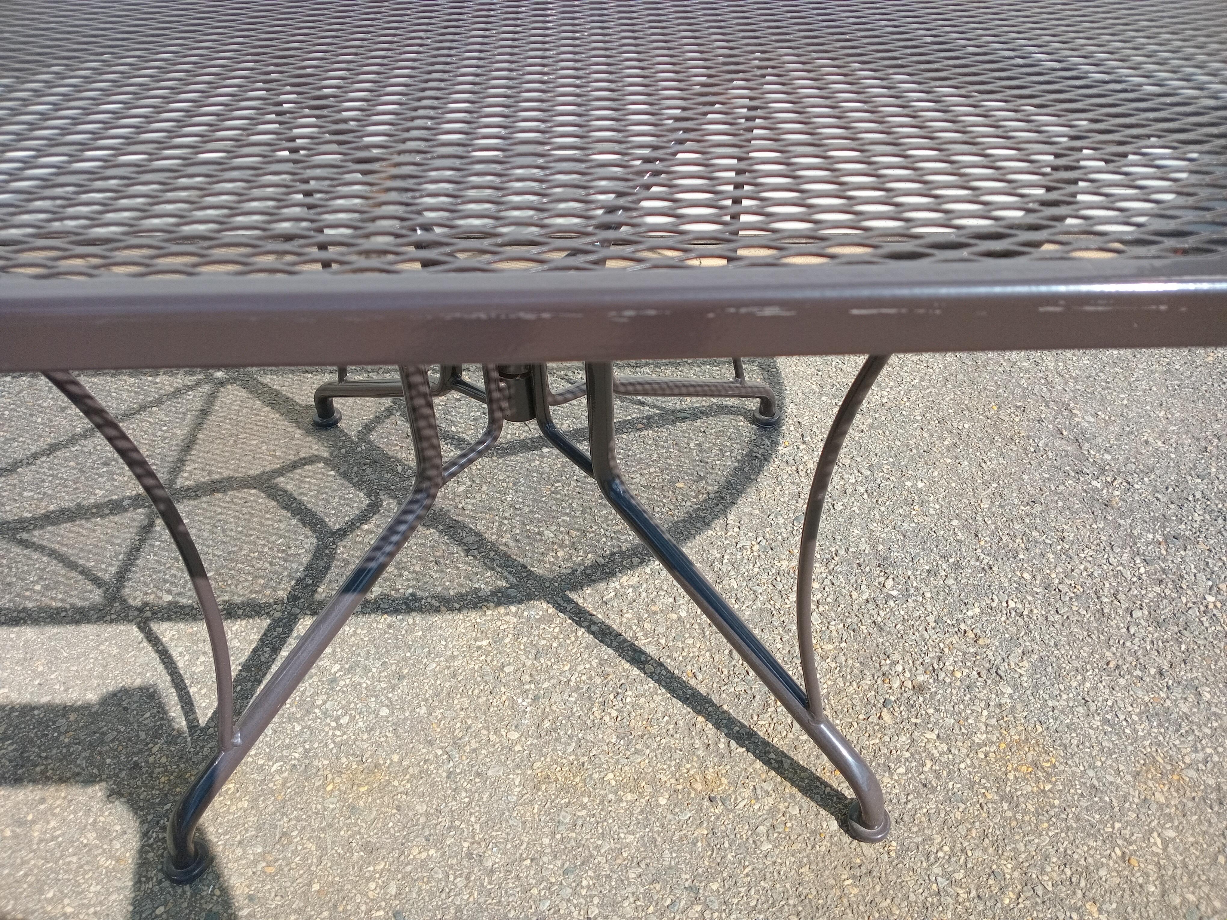 Table de salle à manger d'extérieur Woodard et 6 chaises à dossier incurvé en vente 13