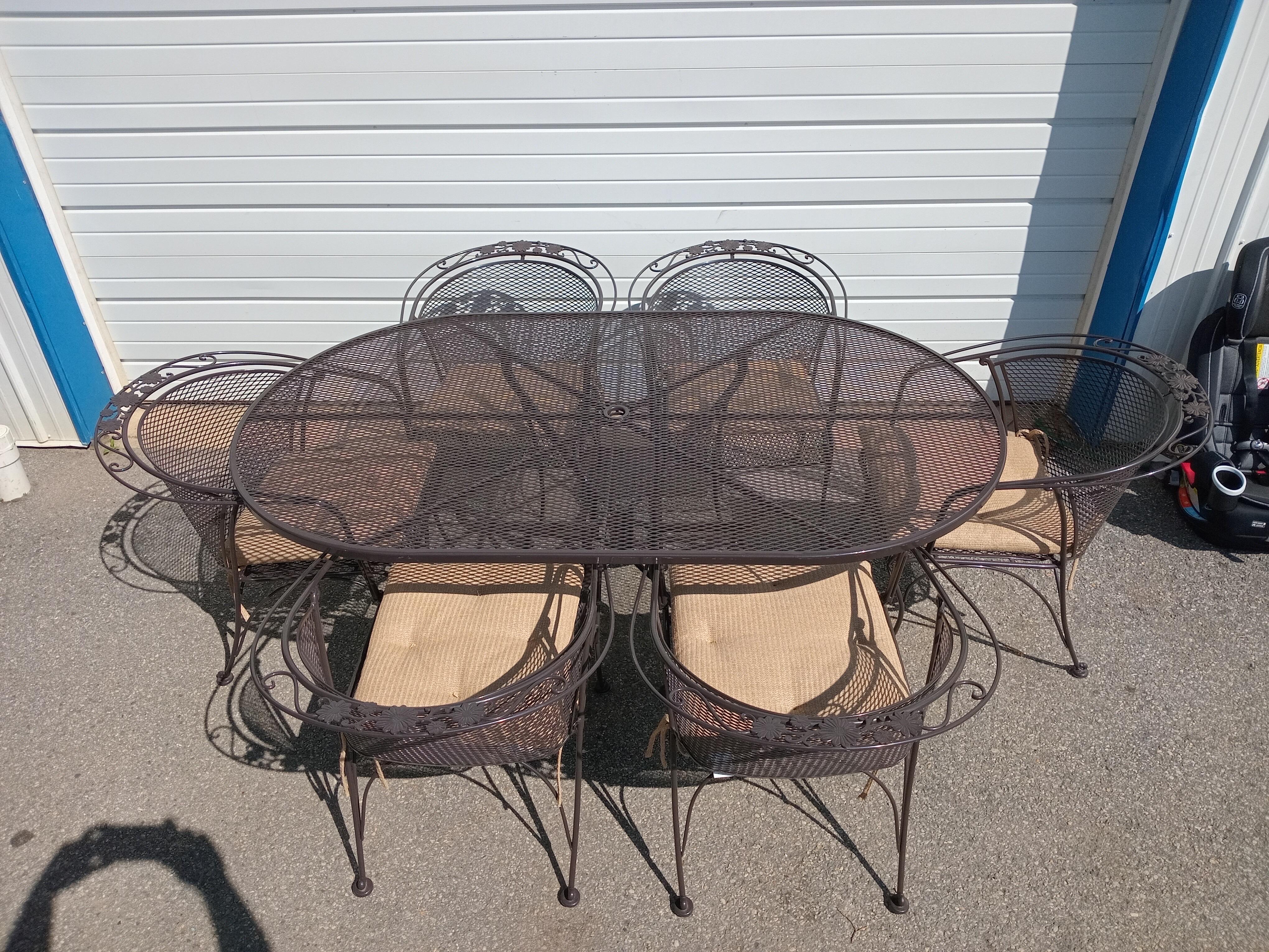 Mid-Century Modern Table de salle à manger d'extérieur Woodard et 6 chaises à dossier incurvé en vente