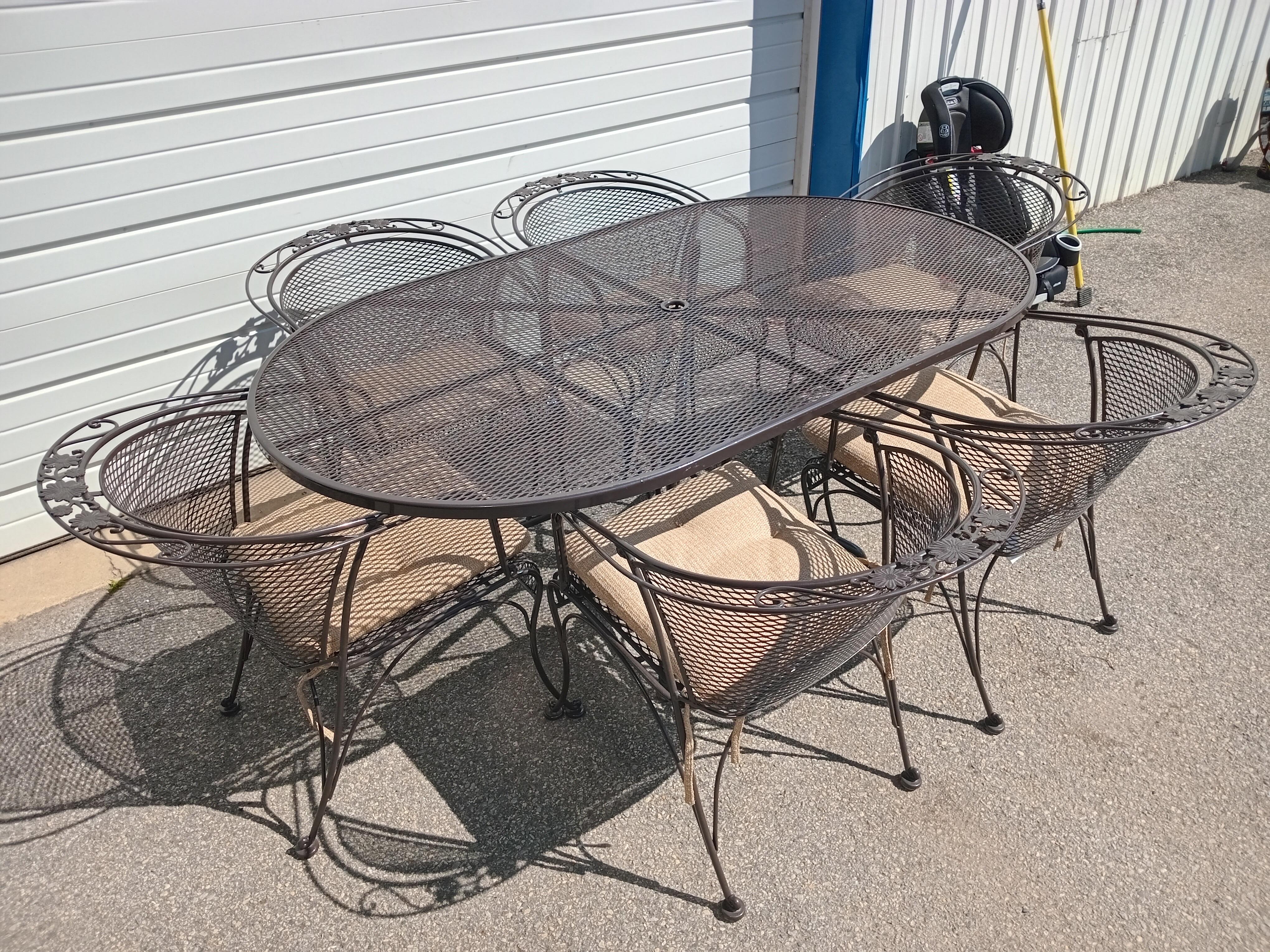 Américain Table de salle à manger d'extérieur Woodard et 6 chaises à dossier incurvé en vente