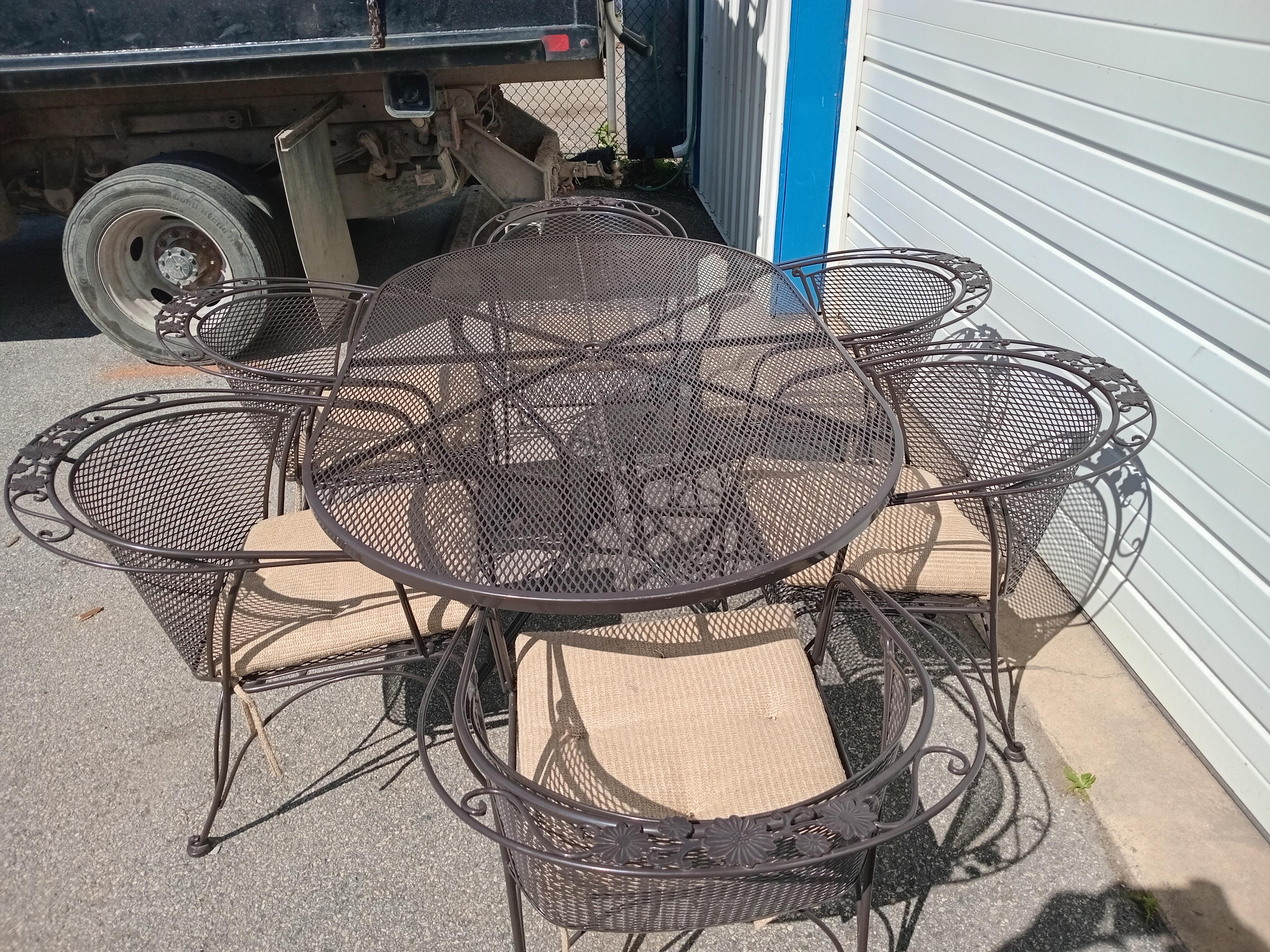 Table de salle à manger d'extérieur Woodard et 6 chaises à dossier incurvé Bon état - En vente à Wilmington, DE