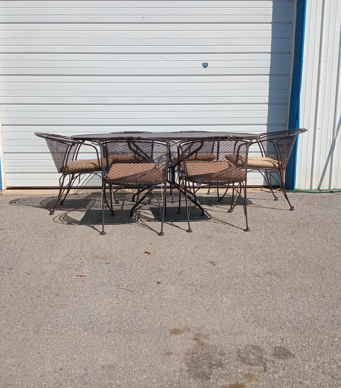 20ième siècle Table de salle à manger d'extérieur Woodard et 6 chaises à dossier incurvé en vente