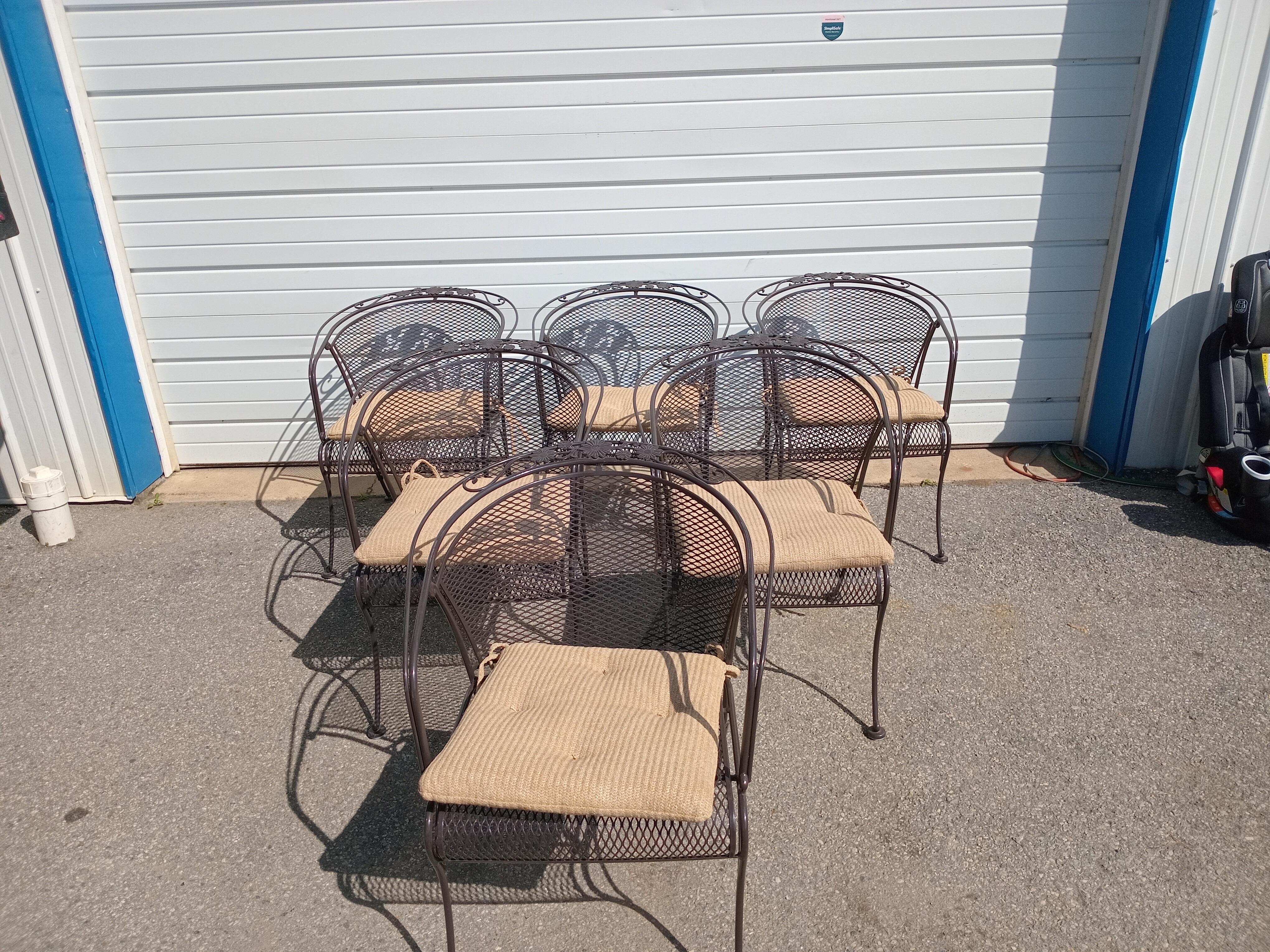 Table de salle à manger d'extérieur Woodard et 6 chaises à dossier incurvé en vente 2