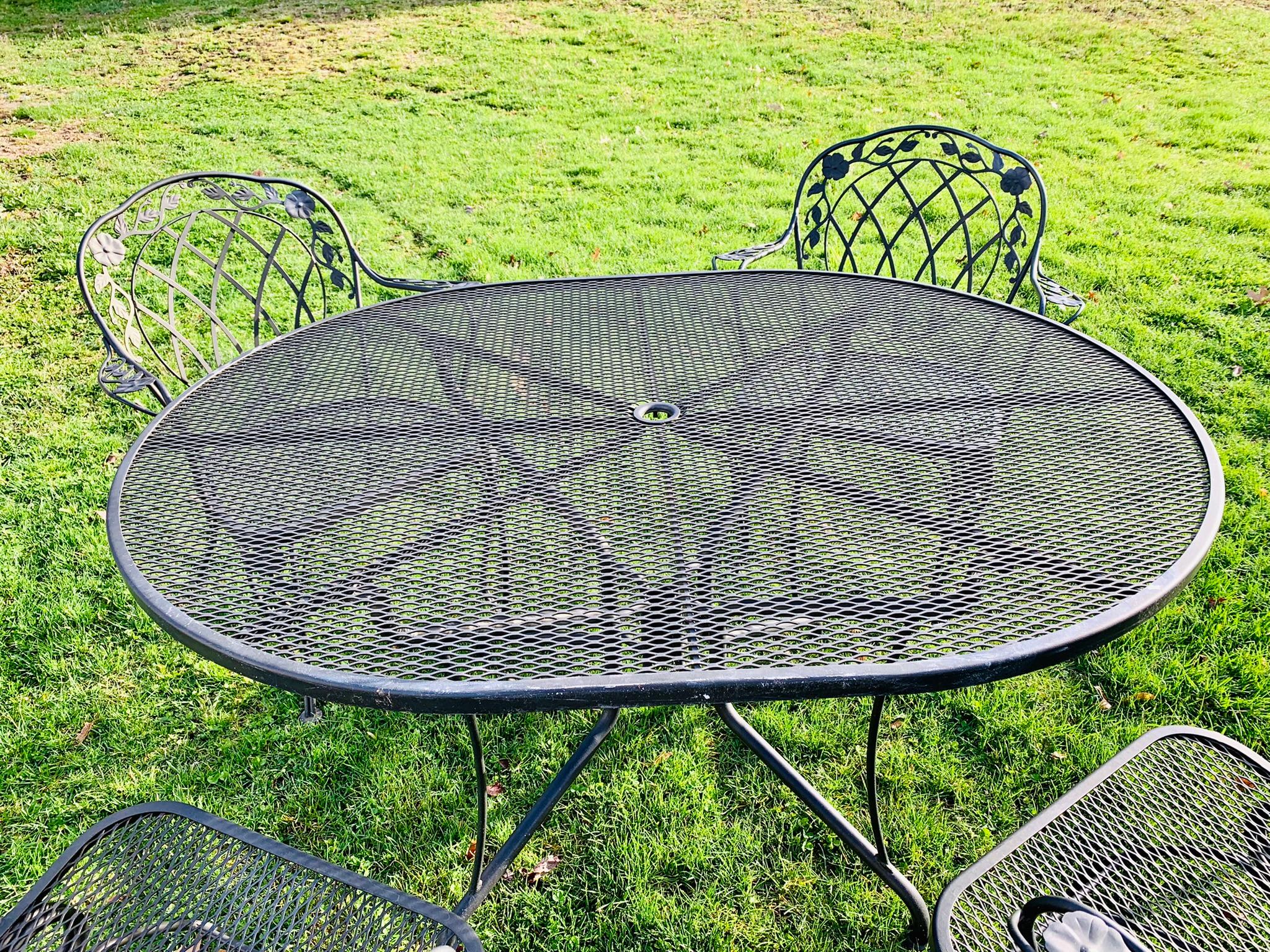 Table Woodard surdimensionnée avec 4 chaises à ressort à bascule

Rare table ovale offrant 53