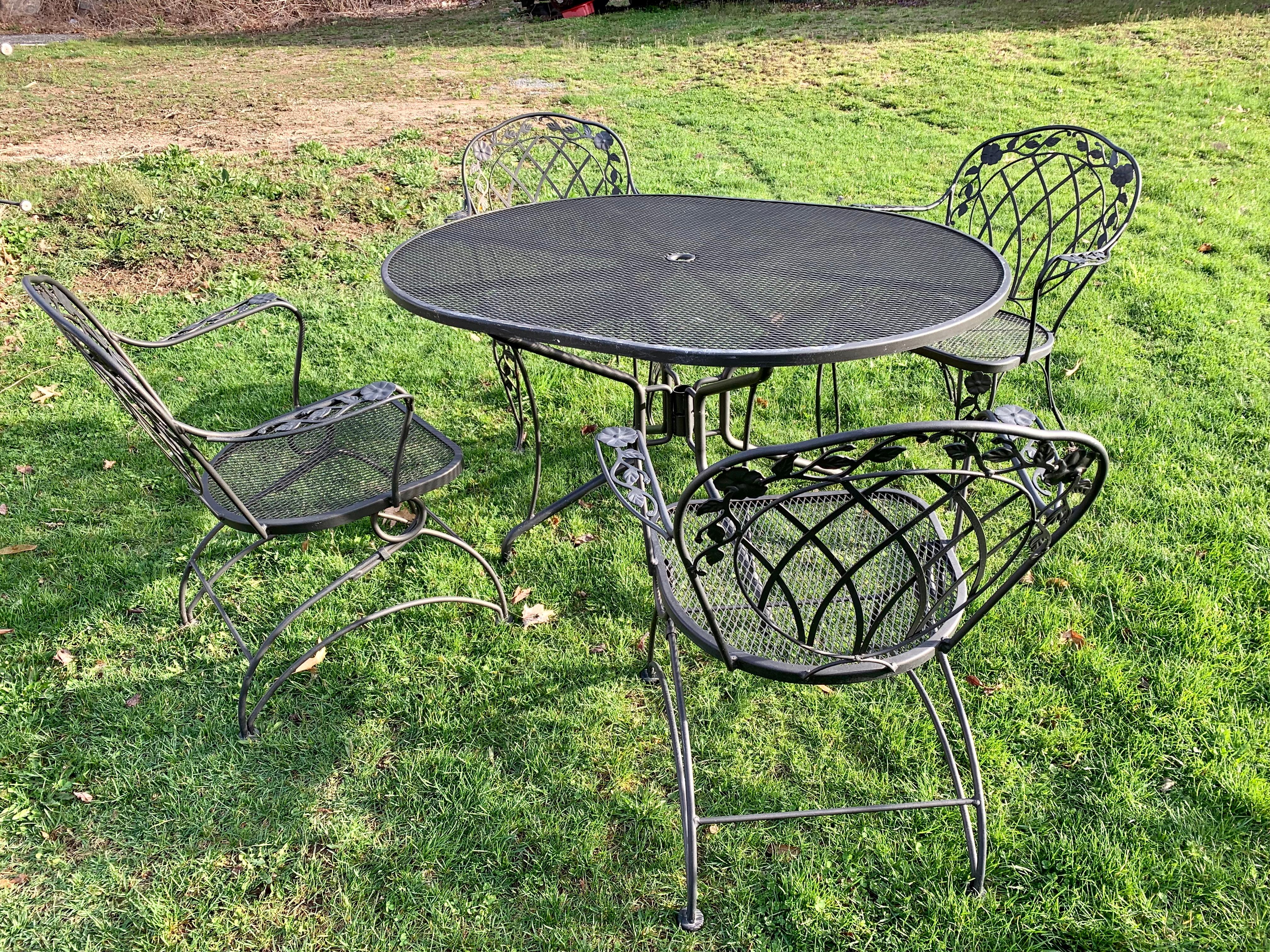 Woodard Oversized Table with 4 Rocker Spring Chairs In Good Condition For Sale In Cumberland, RI