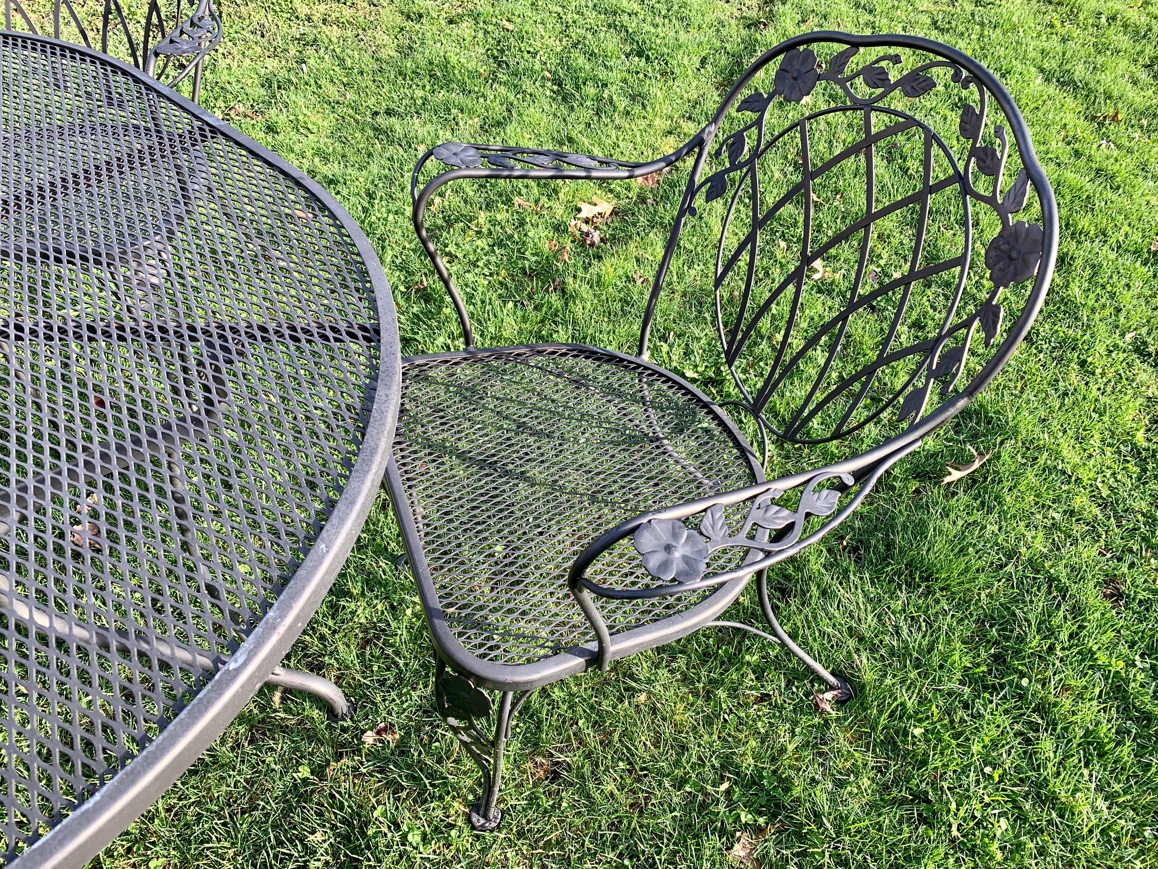 20th Century Woodard Oversized Table with 4 Rocker Spring Chairs For Sale