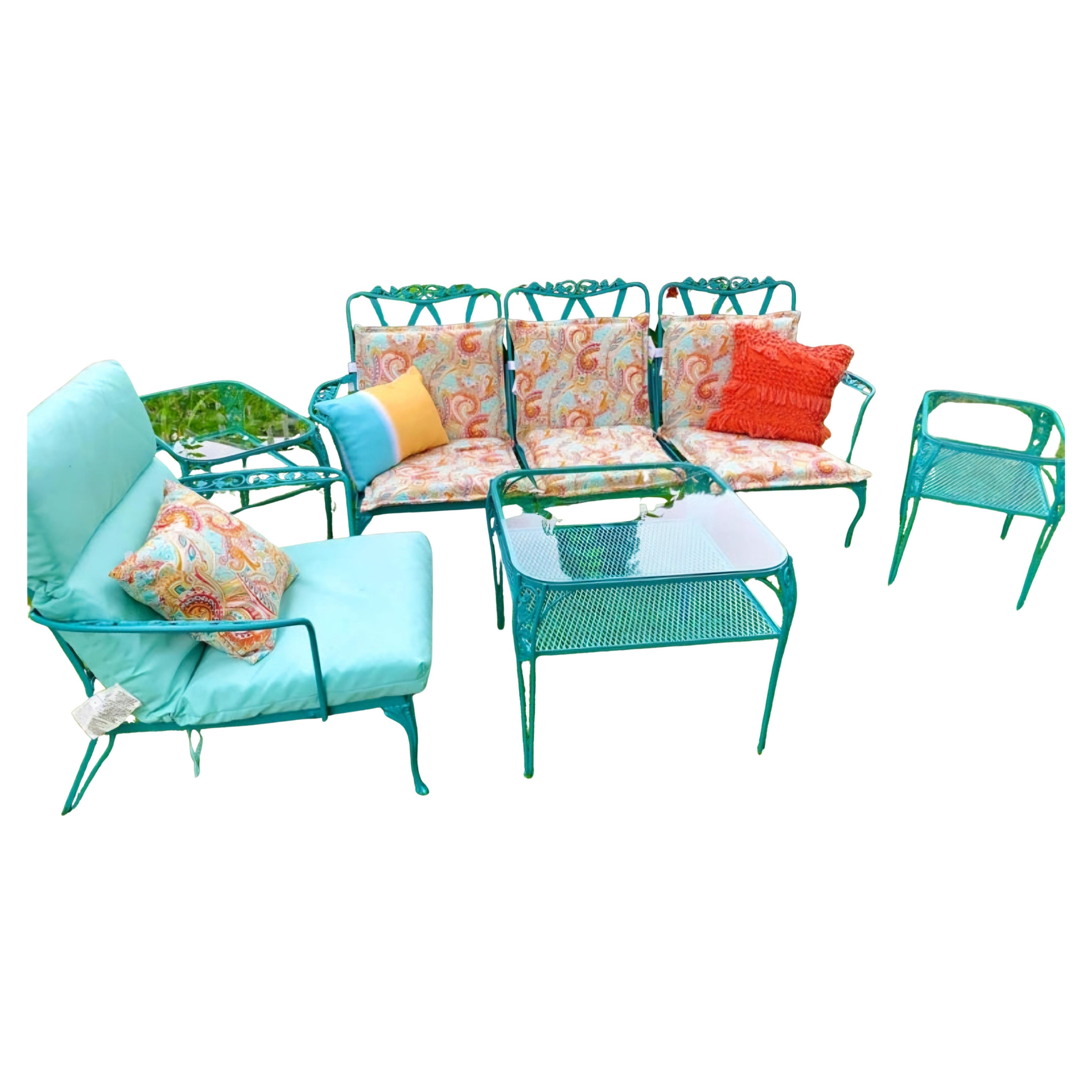 Sièges de terrasse Woodard

En stock et prêt à être expédié, cet ensemble de mobilier de patio en fer forgé vintage est composé d'un canapé 3 pièces, d'un fauteuil, de 2 tables d'appoint et d'une table de cocktail. 

Récemment remis à neuf en