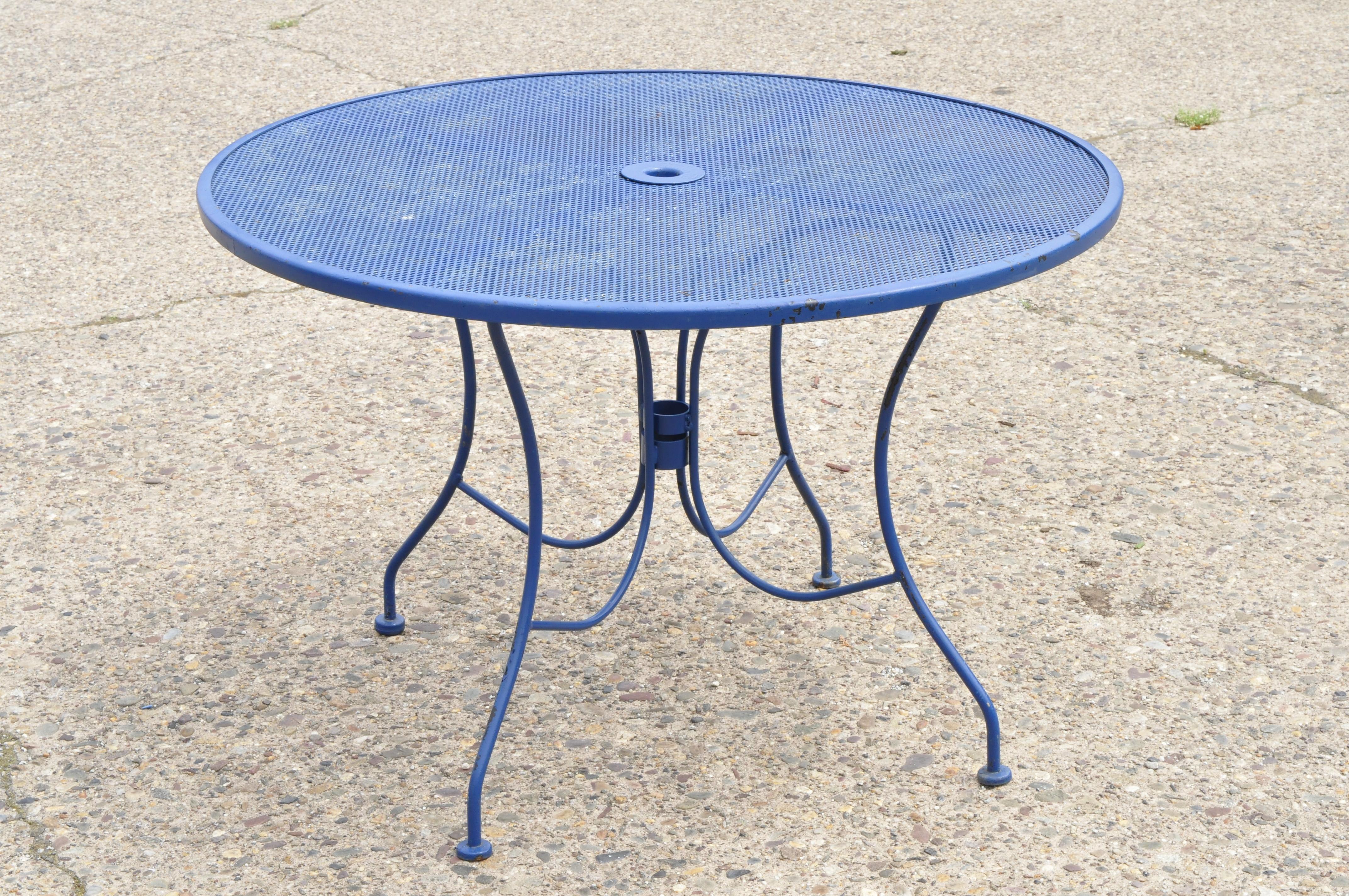 Woodard pinecrest blue wrought iron 5-piece patio garden dining set with 4 chairs and round table. Listing includes (4) chairs, round mesh top table, wrought iron construction, quality American craftsmanship, great style and form, circa mid-20th