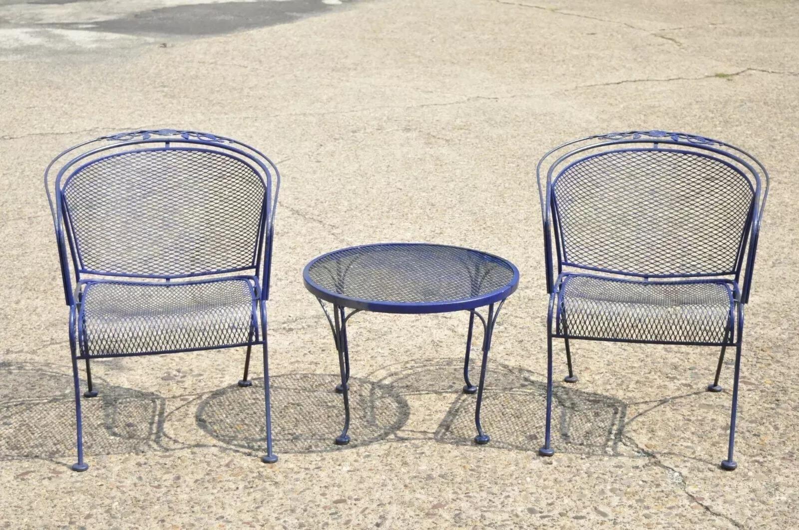 Woodard Rosenmuster Blauer schmiedeeiserner Gartenstuhl mit Fassrückenlehne - 3er-Set im Angebot 5