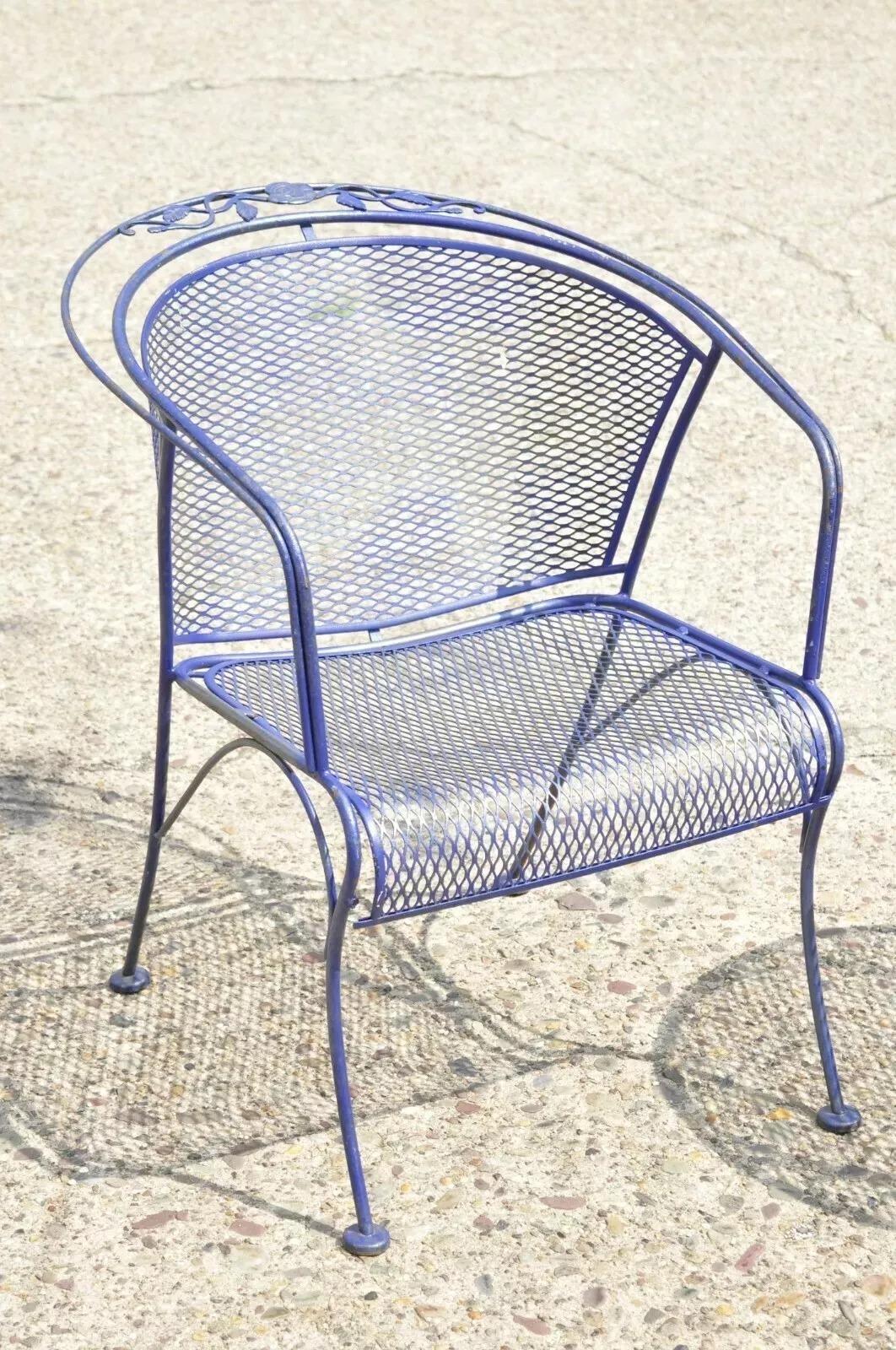 Vintage Woodard Barrel Back Blue Wrought Iron Rose Pattern Garden Arm Chairs & Table Set. Das Angebot umfasst (2) Sessel, (1) runder Beistelltisch, Netzplatten, schmiedeeiserne Konstruktion, Original Label, sehr schönes Vintage Set. Circa Mitte des