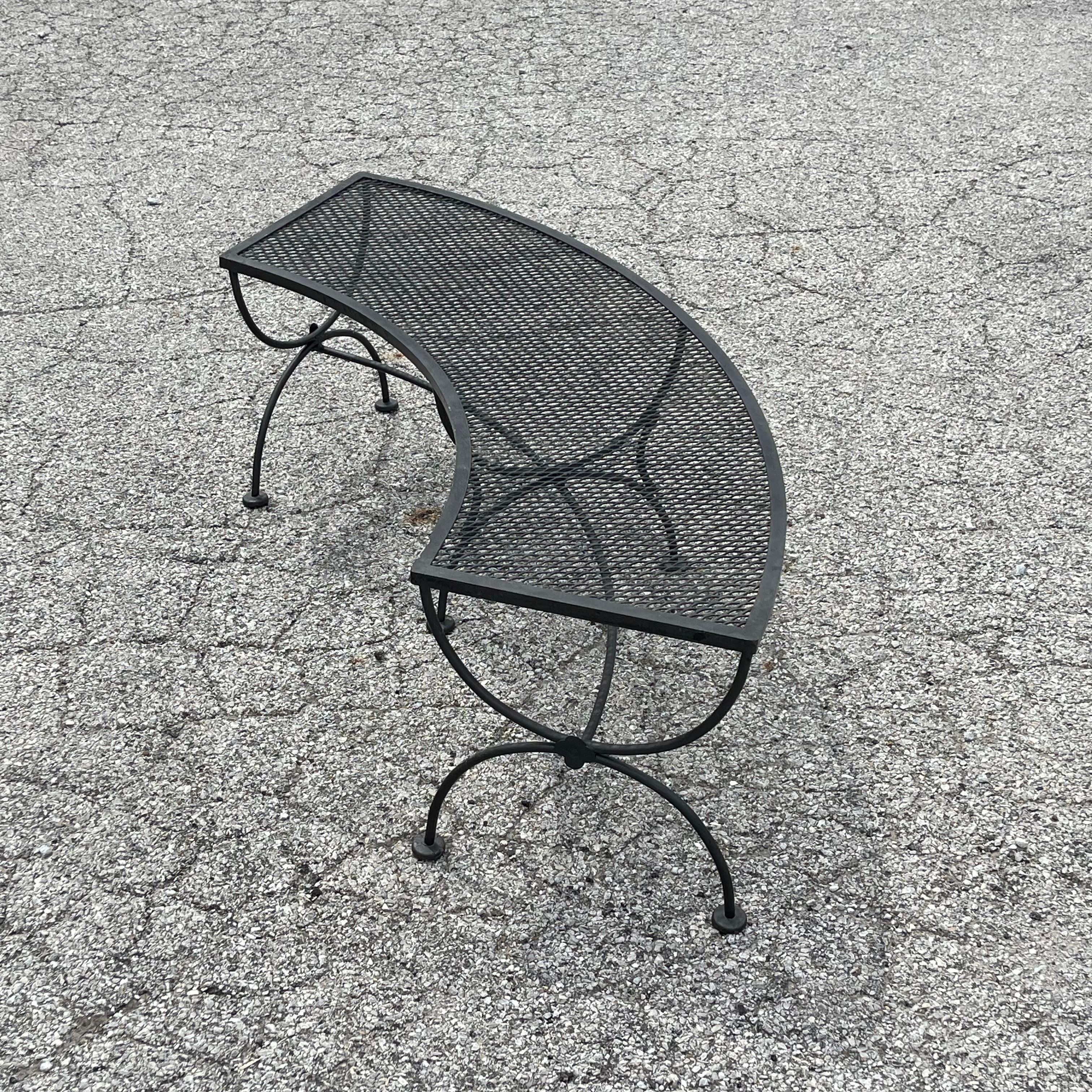 Table de patio ronde avec trois bancs en vente 2