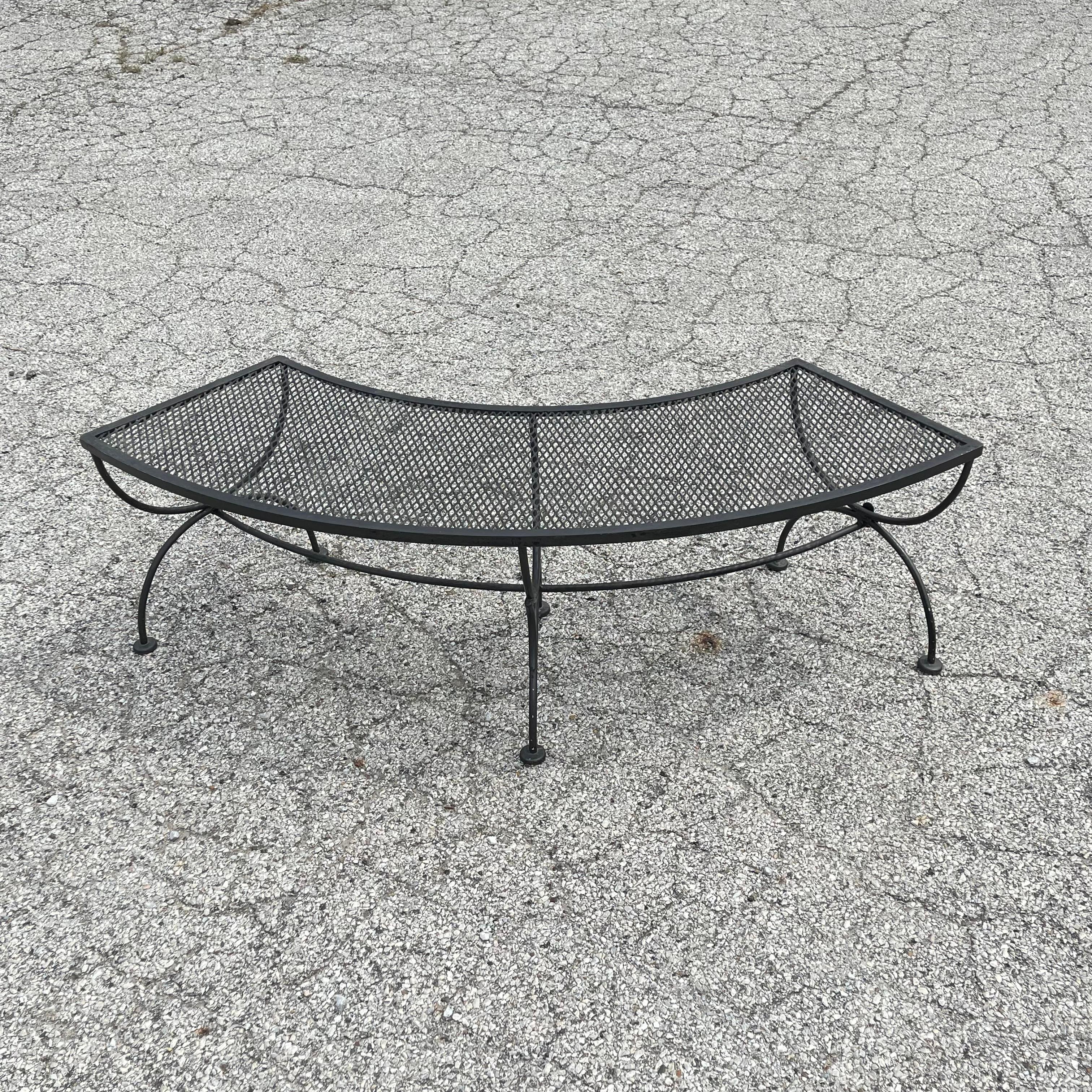 Table de patio ronde avec trois bancs en vente 3