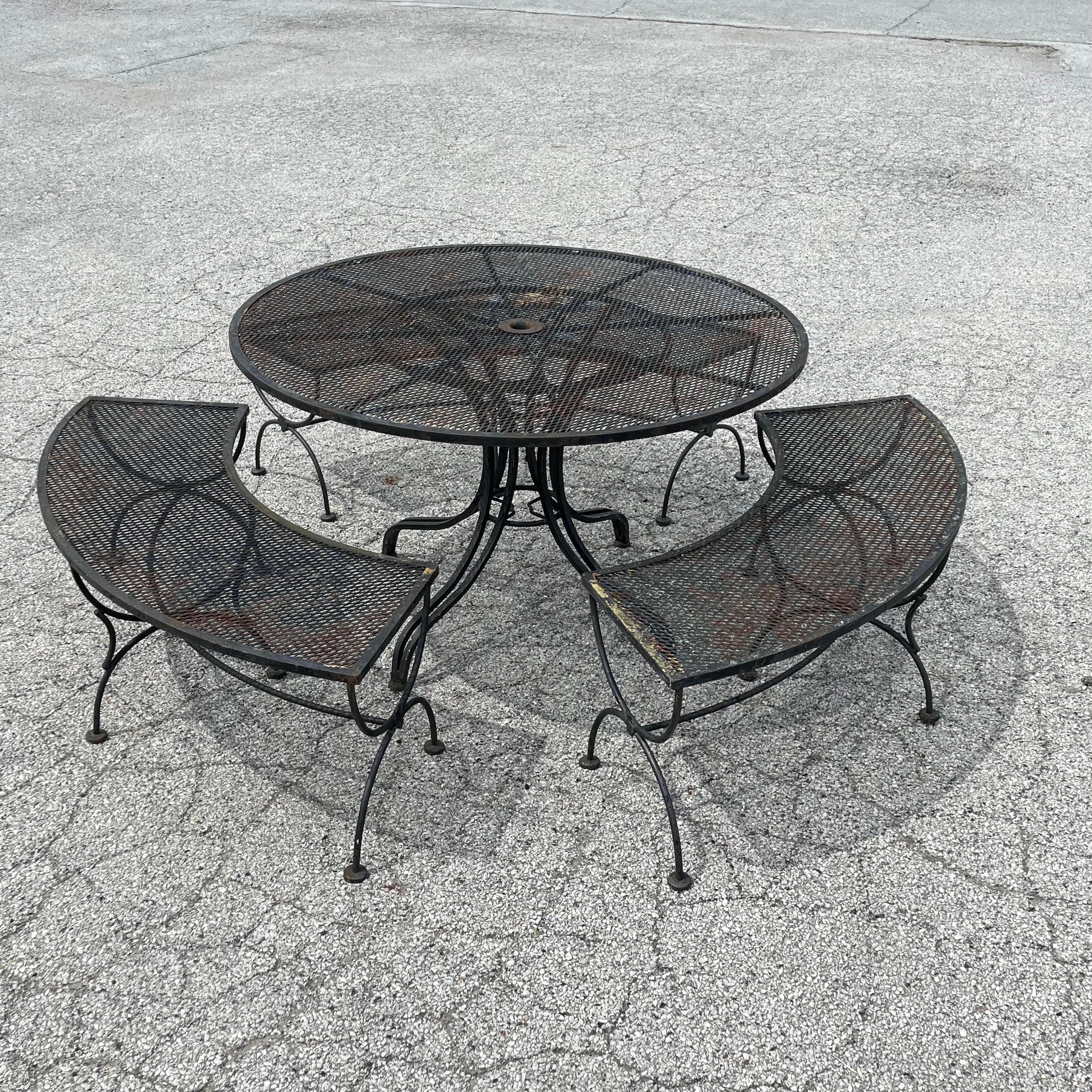 Mid-Century Modern Table de patio ronde avec trois bancs en vente