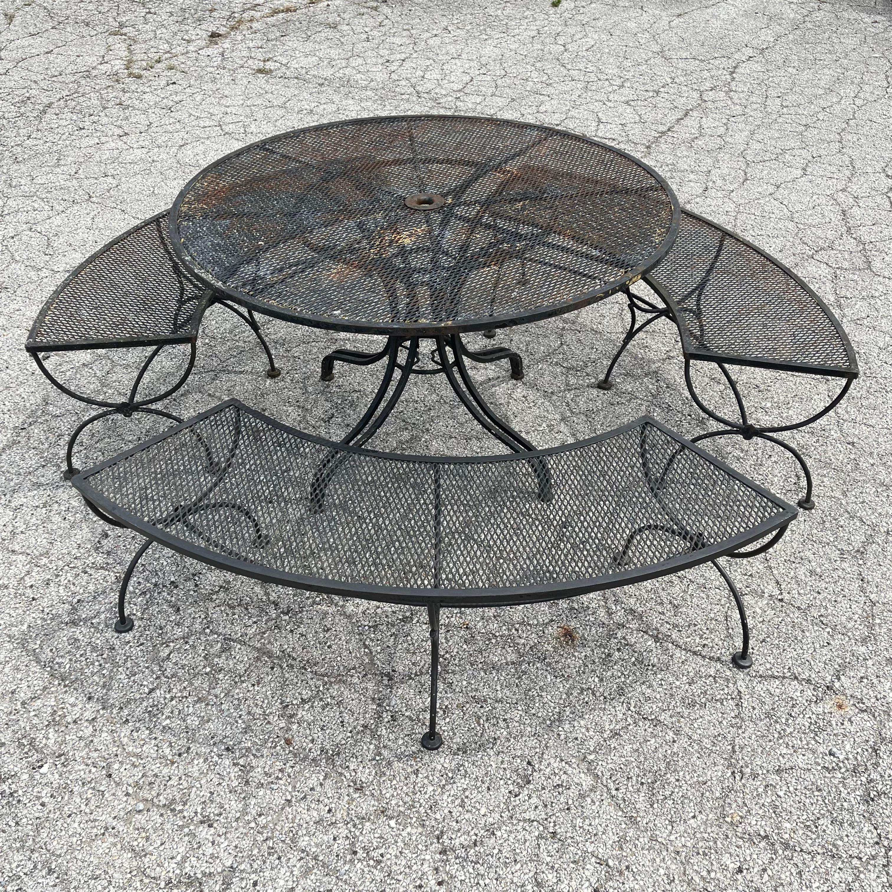 Peint Table de patio ronde avec trois bancs en vente