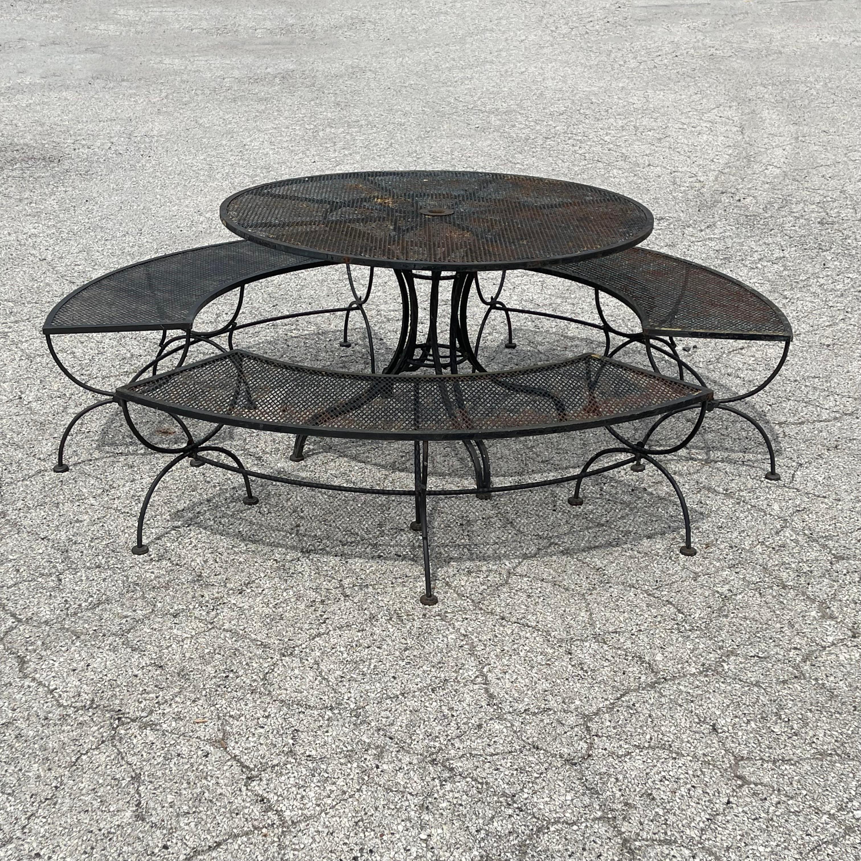 Milieu du XXe siècle Table de patio ronde avec trois bancs en vente