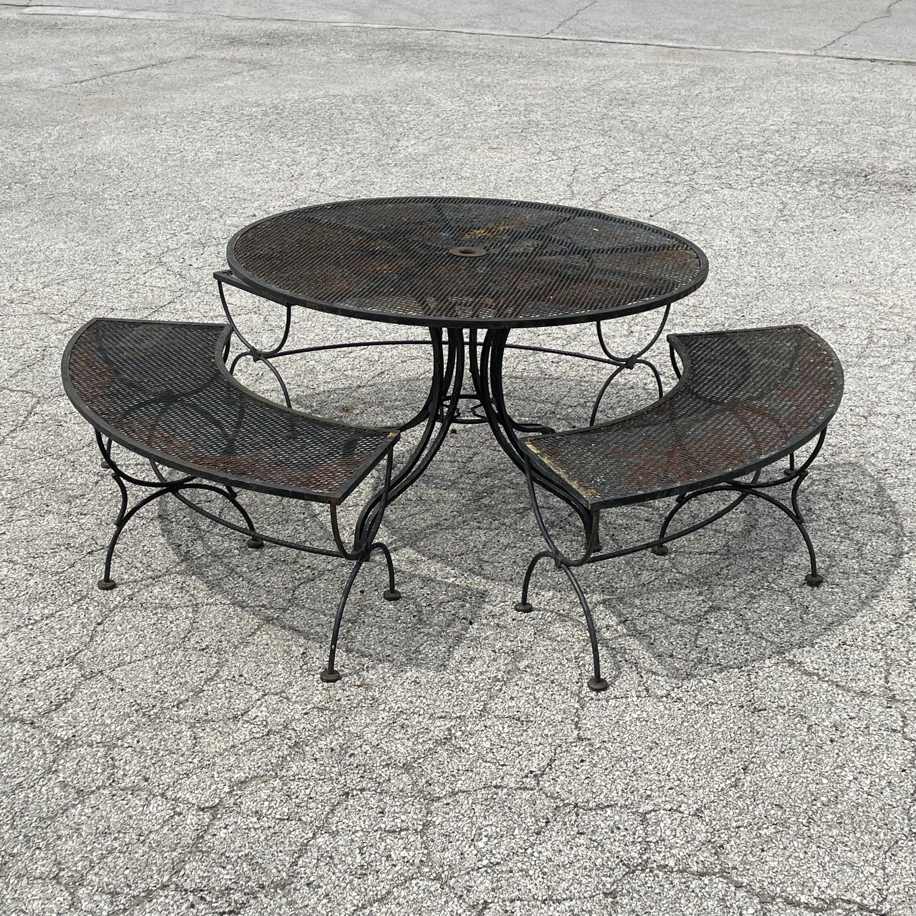 Acier Table de patio ronde avec trois bancs en vente