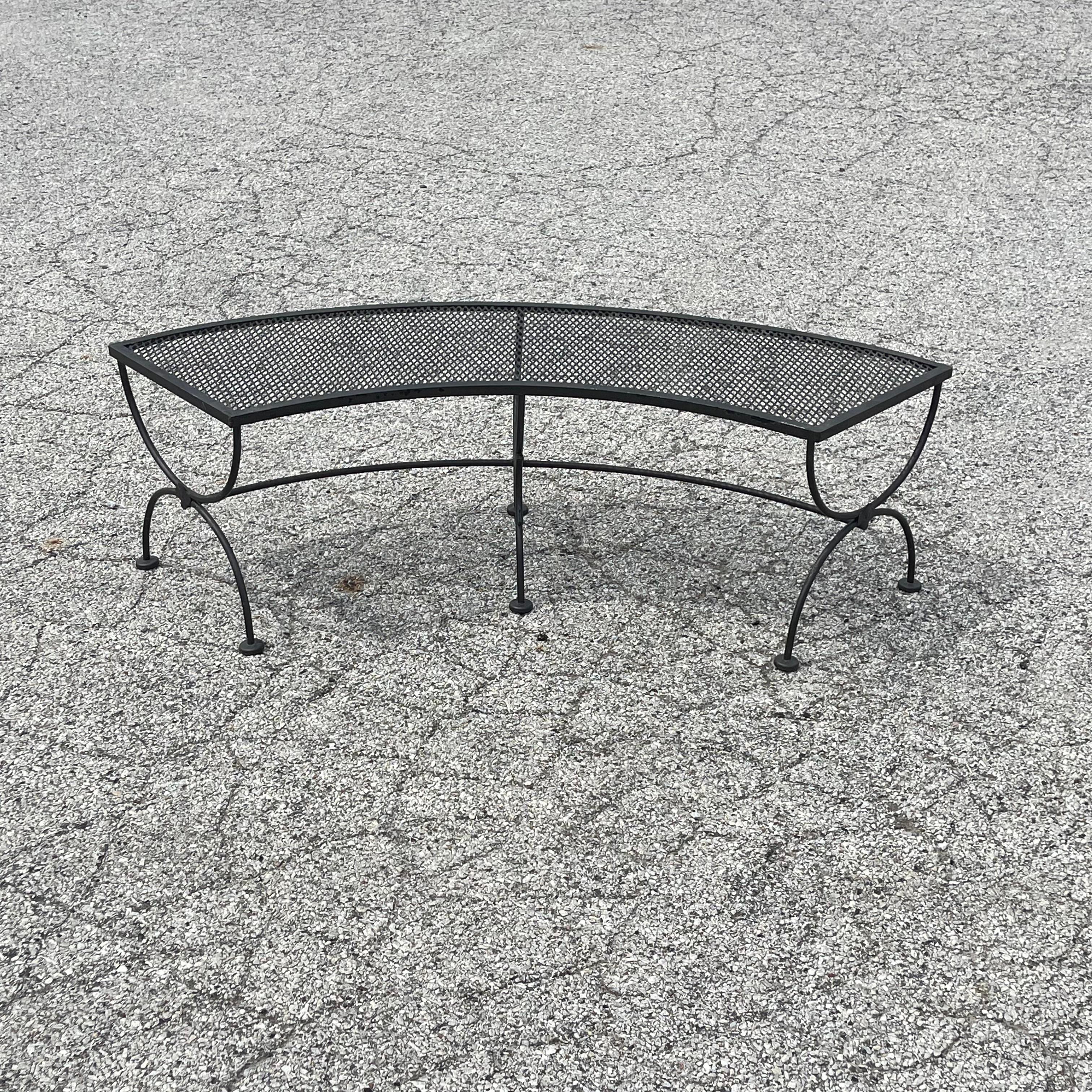 Table de patio ronde avec trois bancs en vente 1