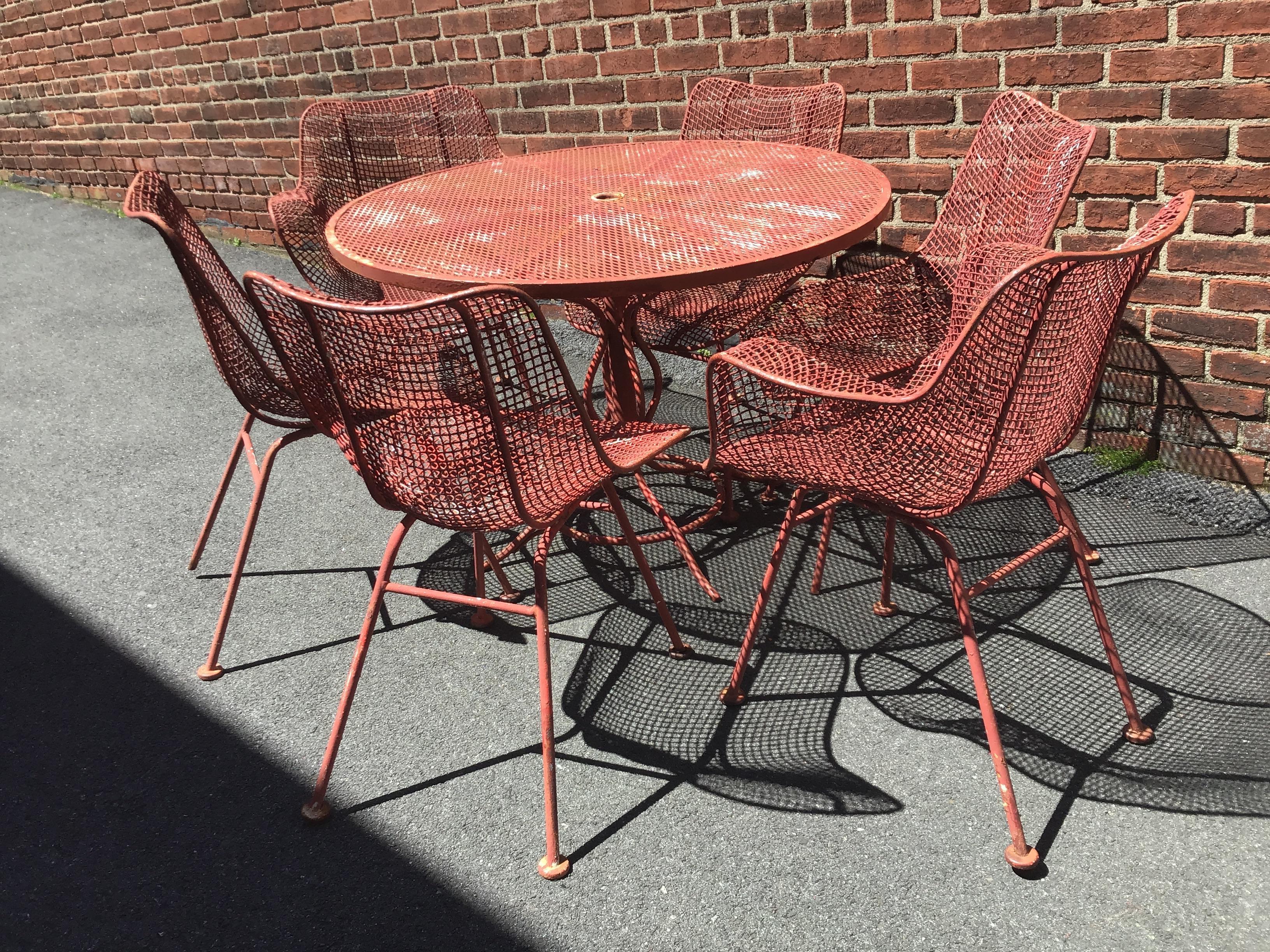 Ensemble d'extérieur Sculptura 7 pièces. Table, 2 fauteuils, 4 chaises latérales. il manque 2 capuchons au bas des pieds, 2 capuchons sont enlevés, mais je les ai. L'ensemble doit être peint.