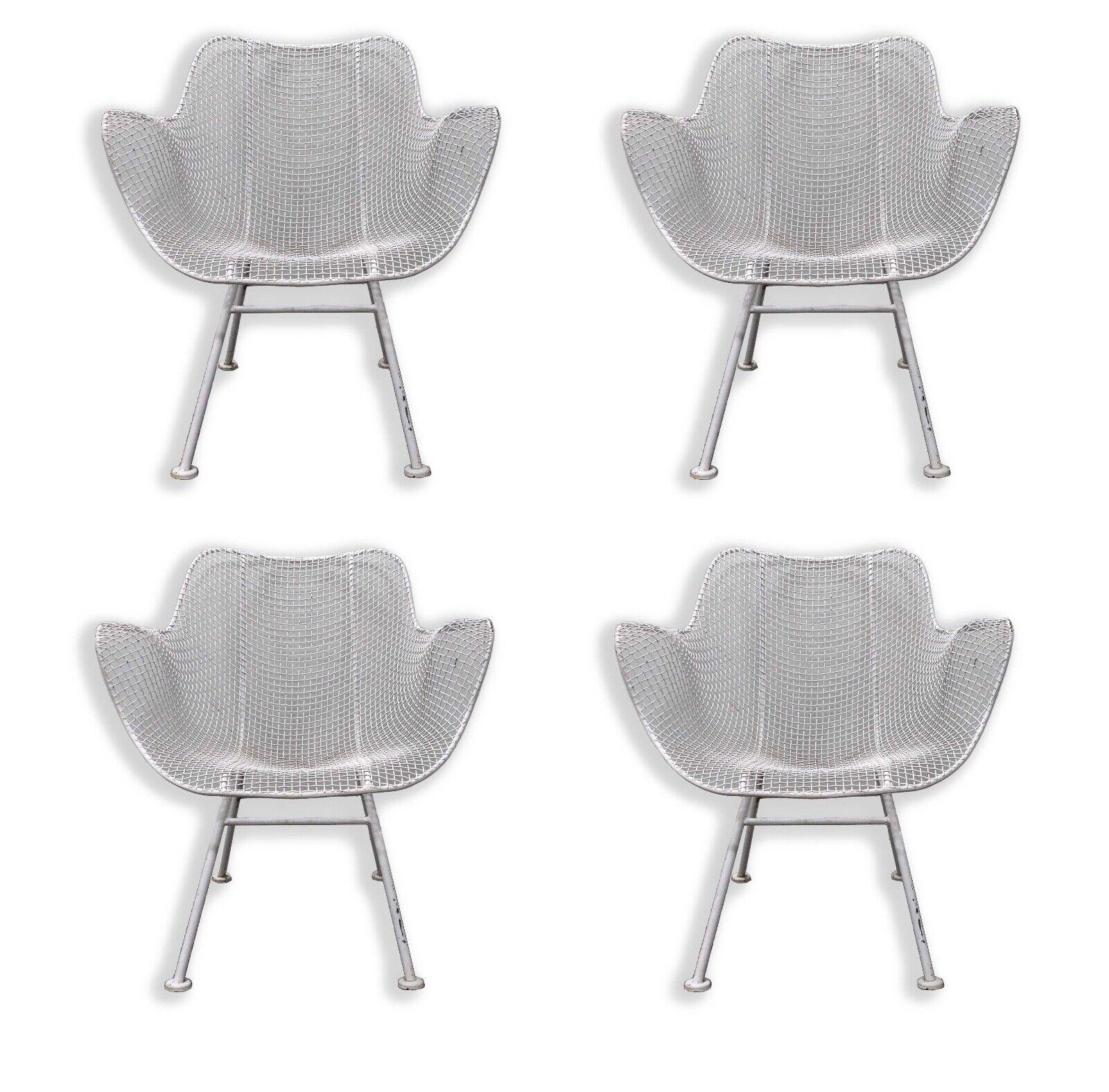 La table hexagonale Sculptura White et les quatre chaises à accoudoirs de Woodard incarnent l'élégance et la sophistication du milieu du siècle dernier. Fabriquée avec précision et souci du détail, la table hexagonale met en valeur le design