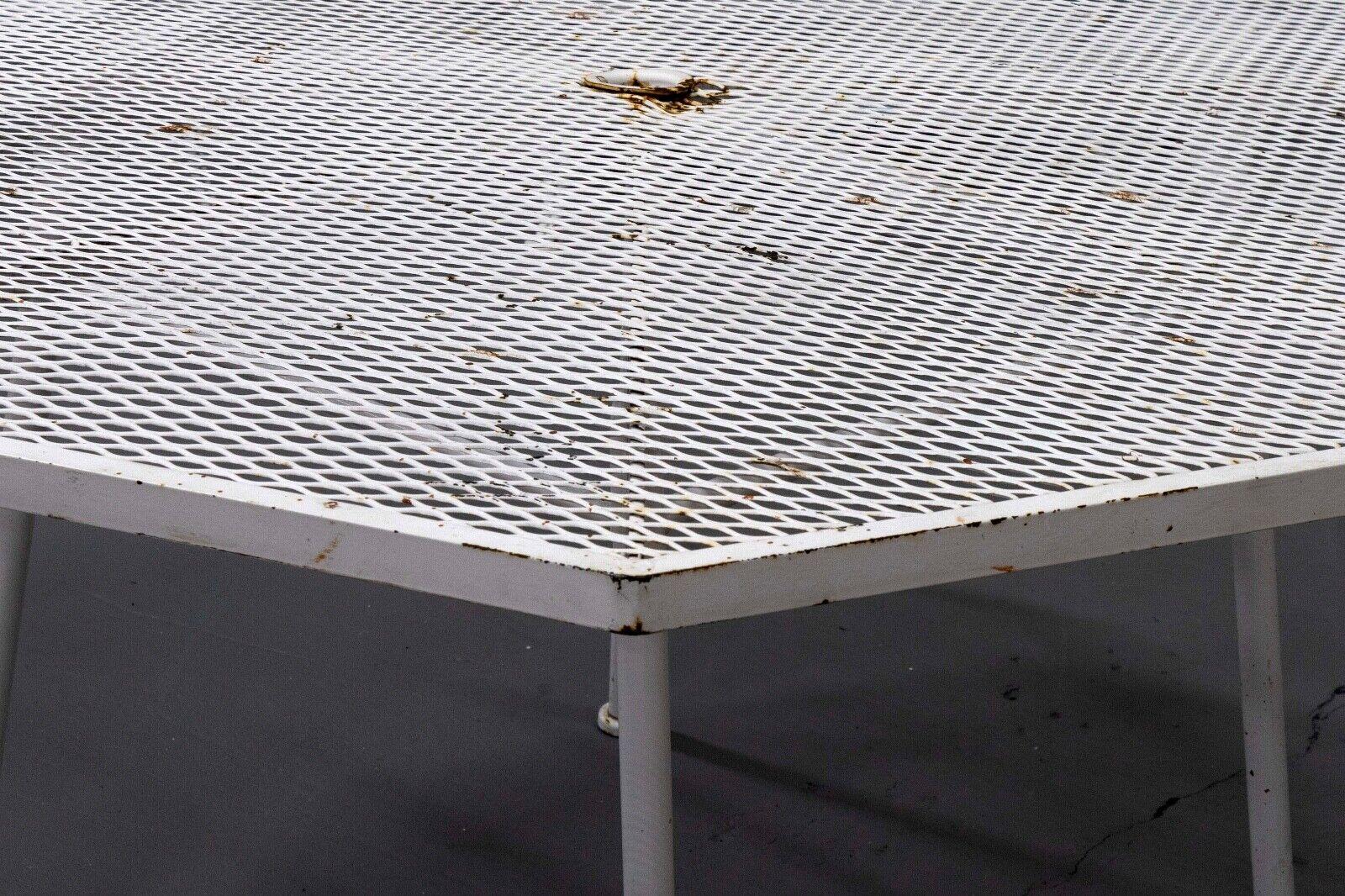 Sculptura Woodard table hexagonale blanche et 4 fauteuils mi-siècle moderne en vente 1