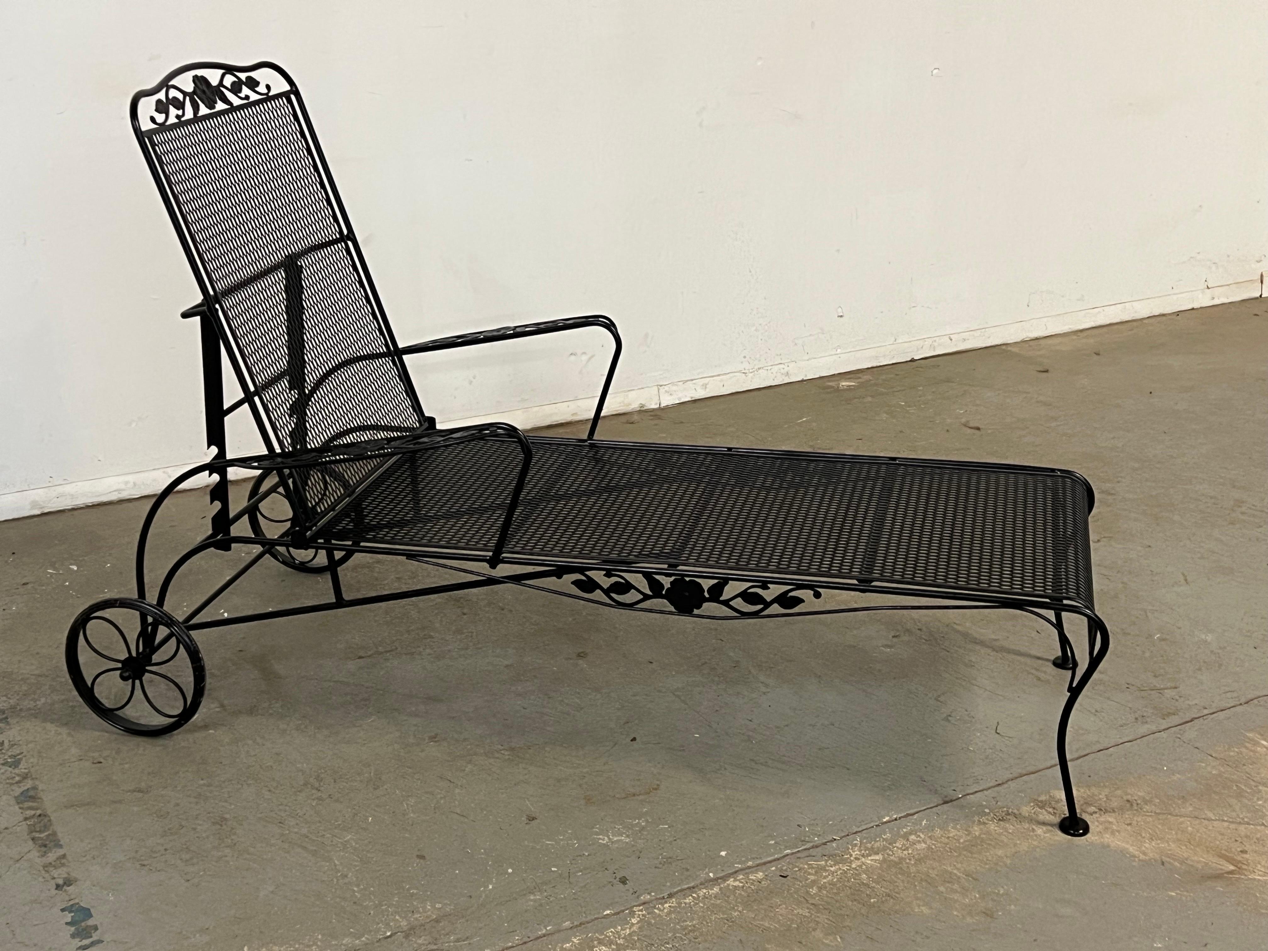  Chaise longue en fer de style Woodard pour l'extérieur

Nous vous proposons une chaise longue de style Woodard à motifs floraux. Cette chaise est dans l'ensemble en bon état structurel avec des éclats de peinture et une usure due à l'âge. Comprend