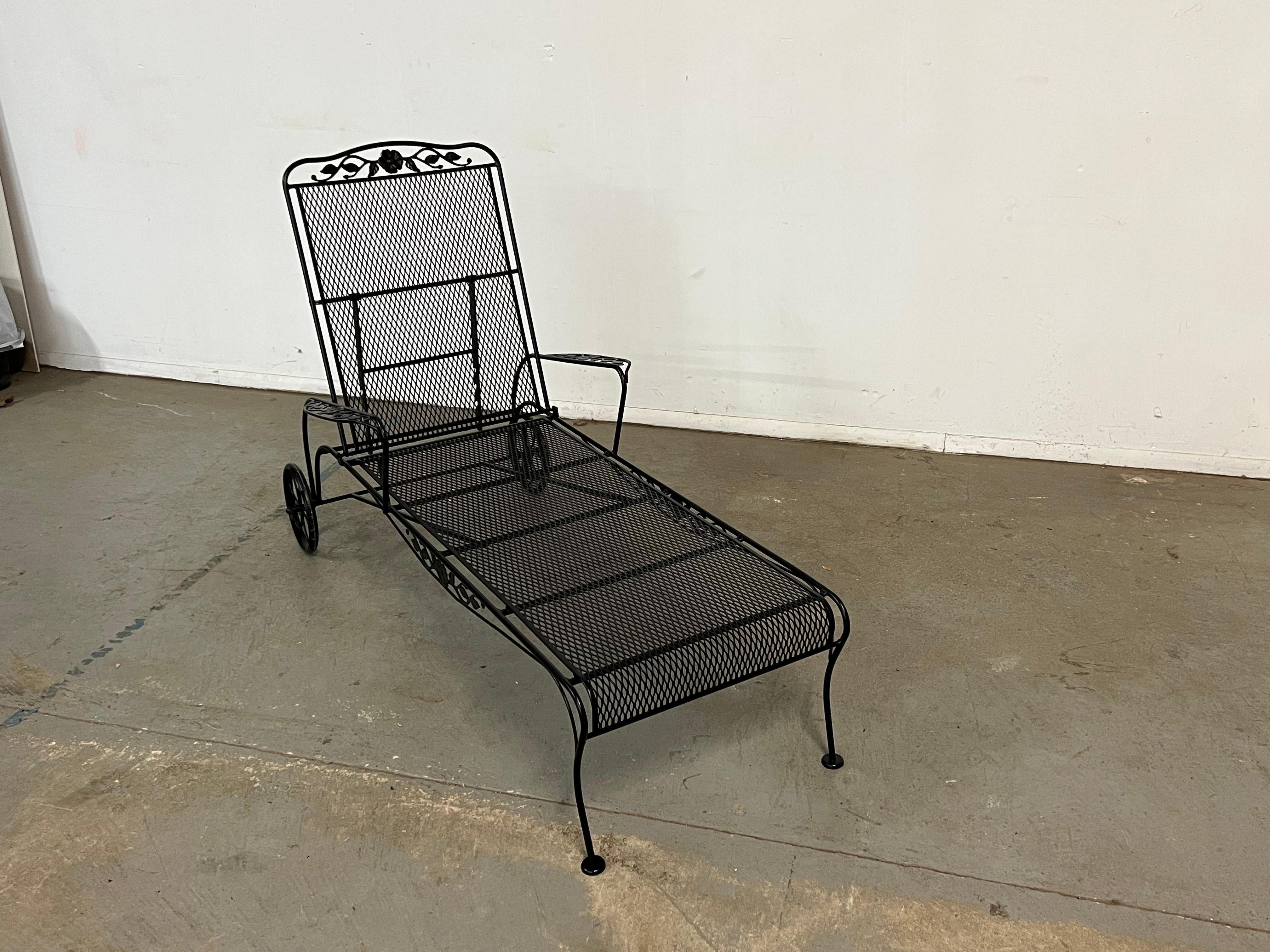Mid-Century Modern  Woodard Style Outdoor Iron Chaise Lounge Chair B en vente