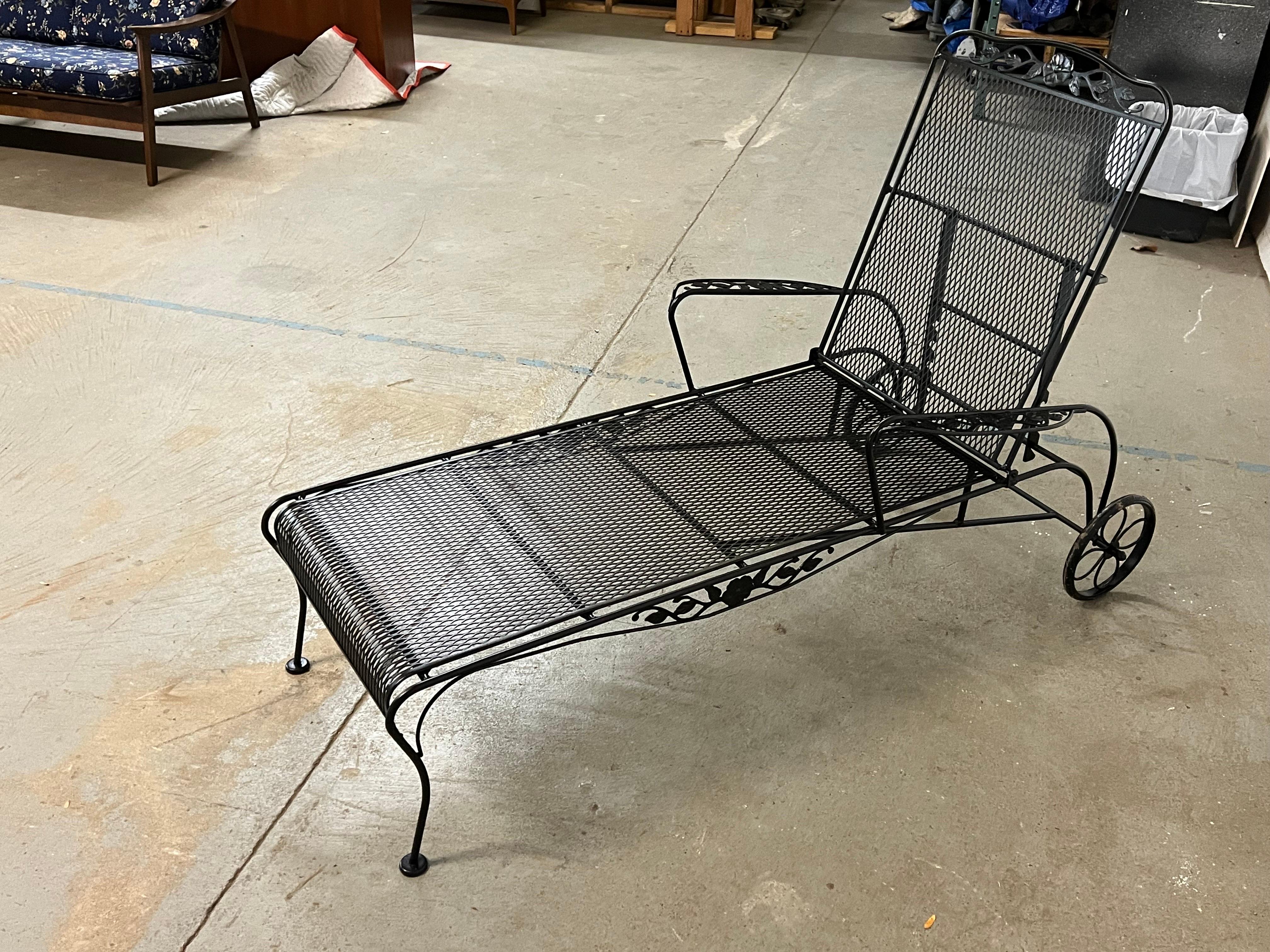  Woodard Style Outdoor Iron Chaise Lounge Chair In Good Condition For Sale In Wilmington, DE