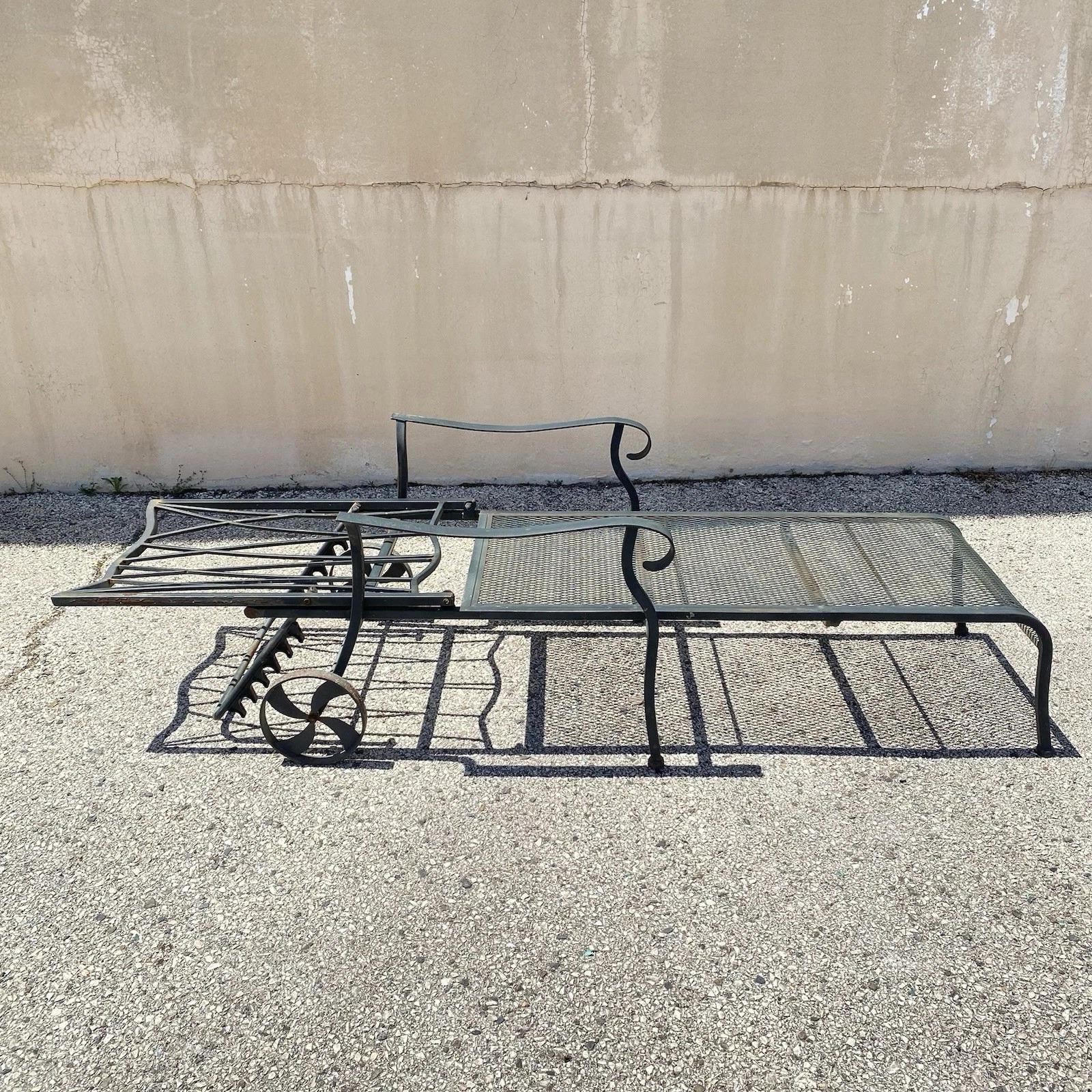 Woodard Style Wrought Iron Green Lattice Back Garden Patio Chaise Lounge Chair In Good Condition For Sale In Philadelphia, PA