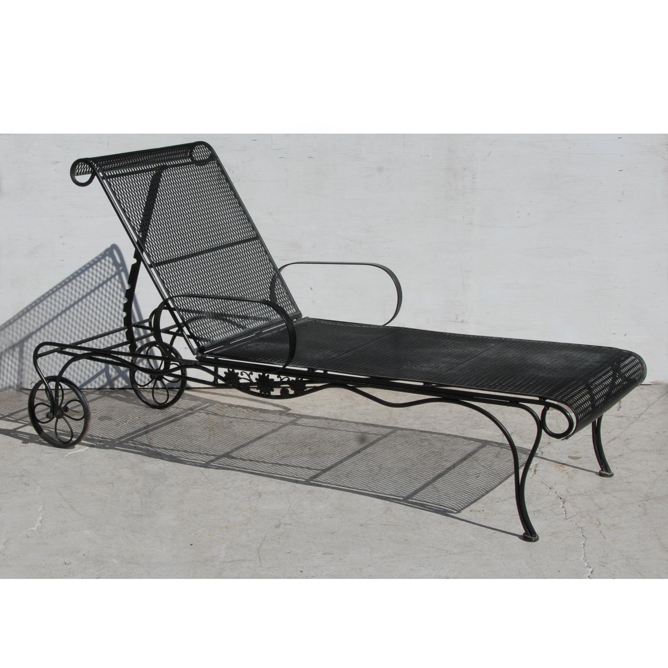 Européen Chaise longue de patio en fer forgé de style Woodard en vente