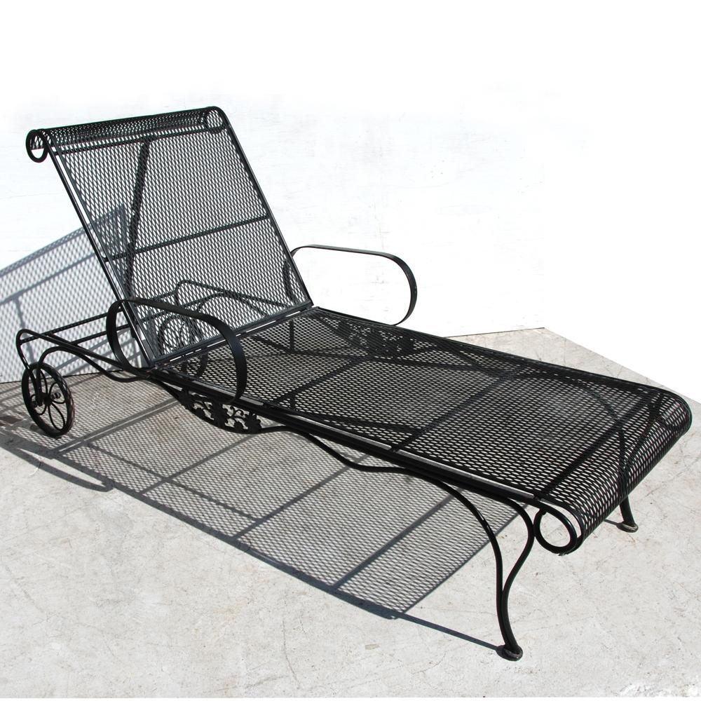 Chaise longue de patio en fer forgé de style Woodard en vente 1