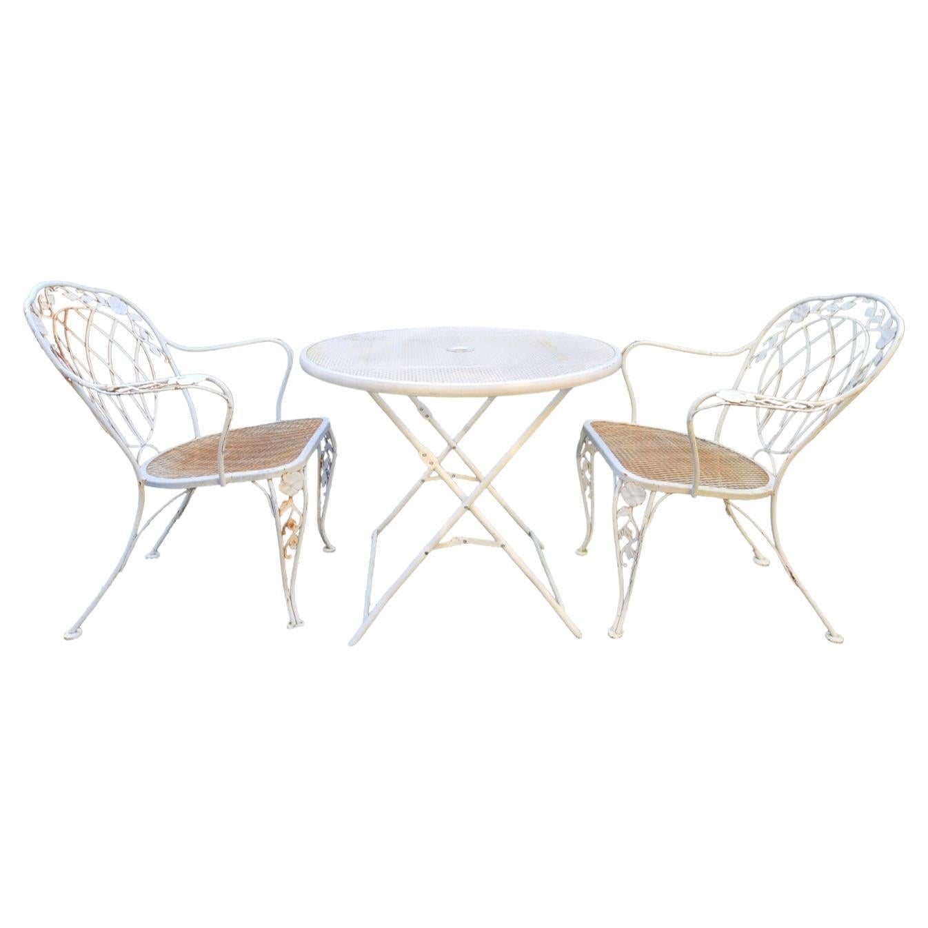 Chaises et table en fer forgé Woodard en vente