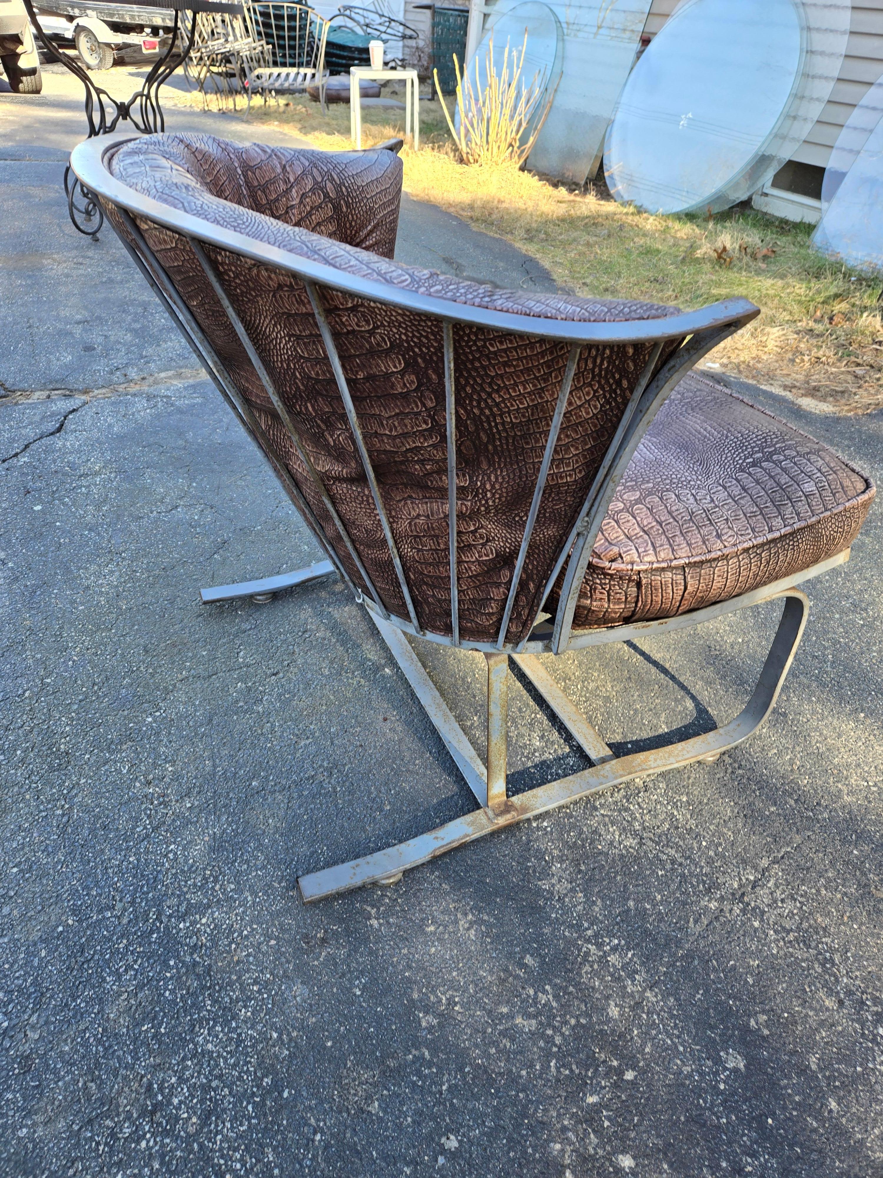 Milieu du XXe siècle Chaise gonflable d'extérieur en fer forgé Woodard Pinecrest Pattern en vente