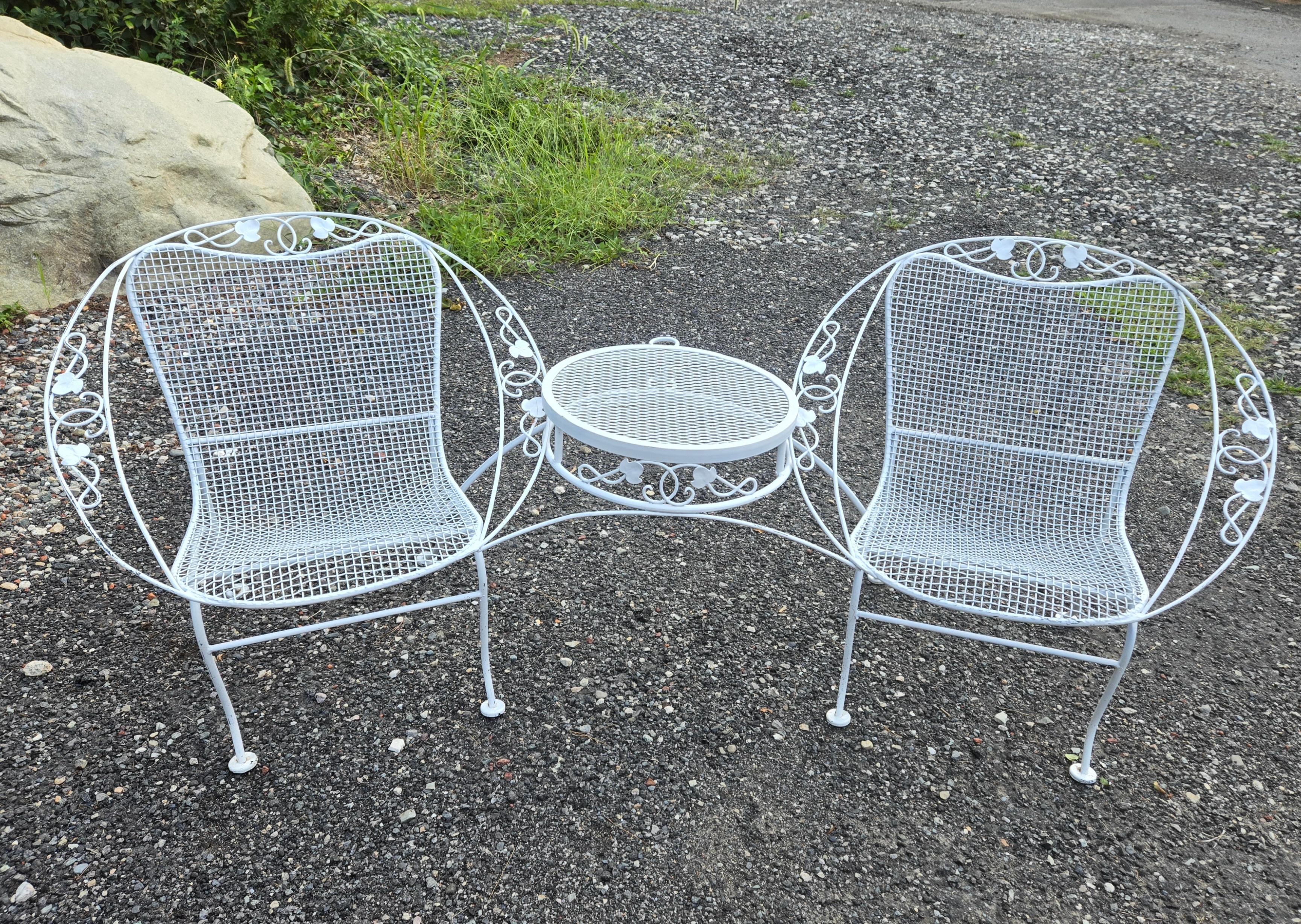 Mobili da giardino in ferro battuto Woodard Vintage

Questo pezzo in ferro battuto in stile Tete-a-Tete di Woodard è composto da due sedie radar a piattino collegate tra loro e da un tavolino. È un pezzo forte per la tua area di intrattenimento