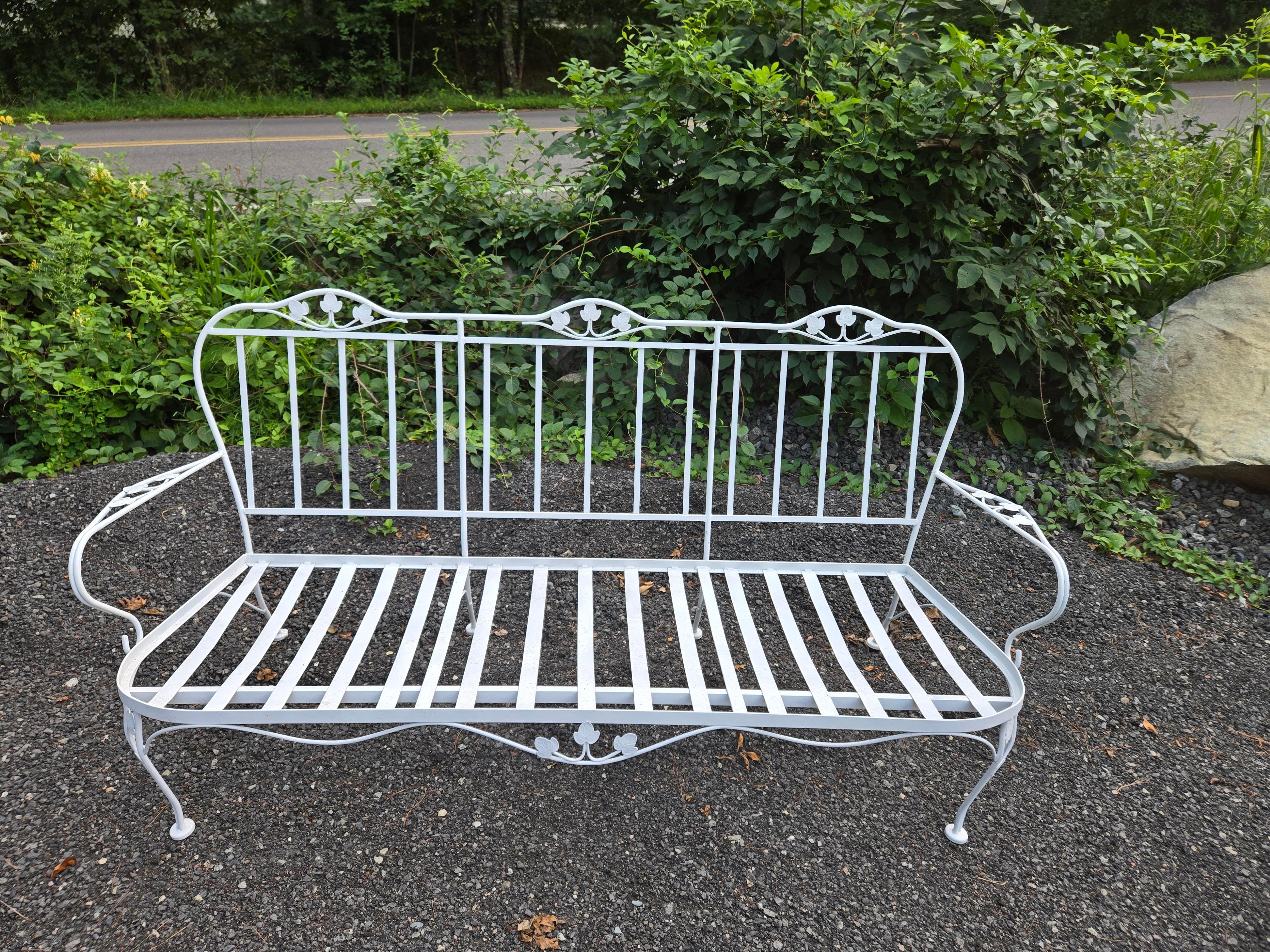 Canapé et chaise de patio en fer forgé Woodard en vente 7