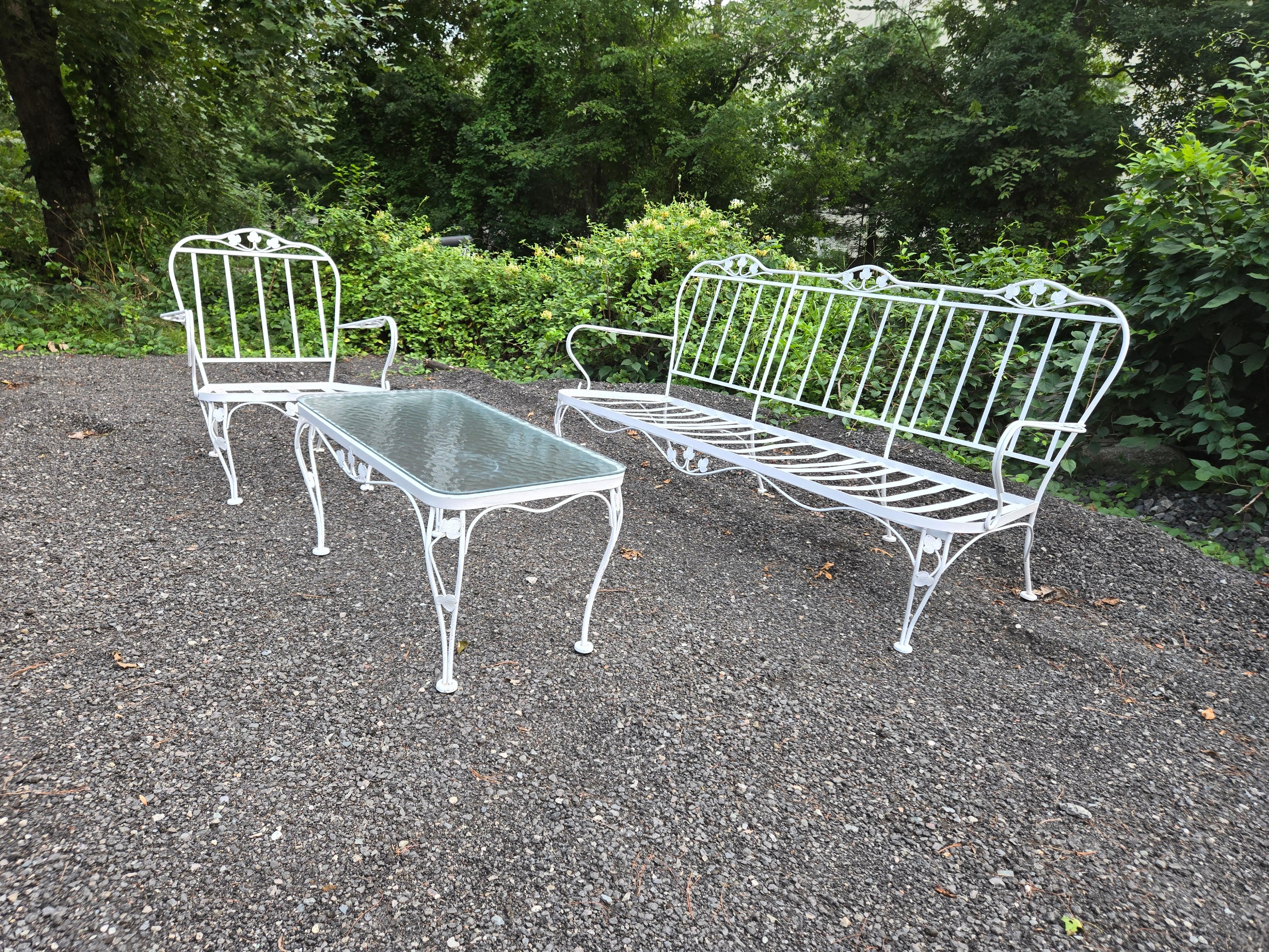 Mid-Century Modern Canapé et chaise de patio en fer forgé Woodard en vente