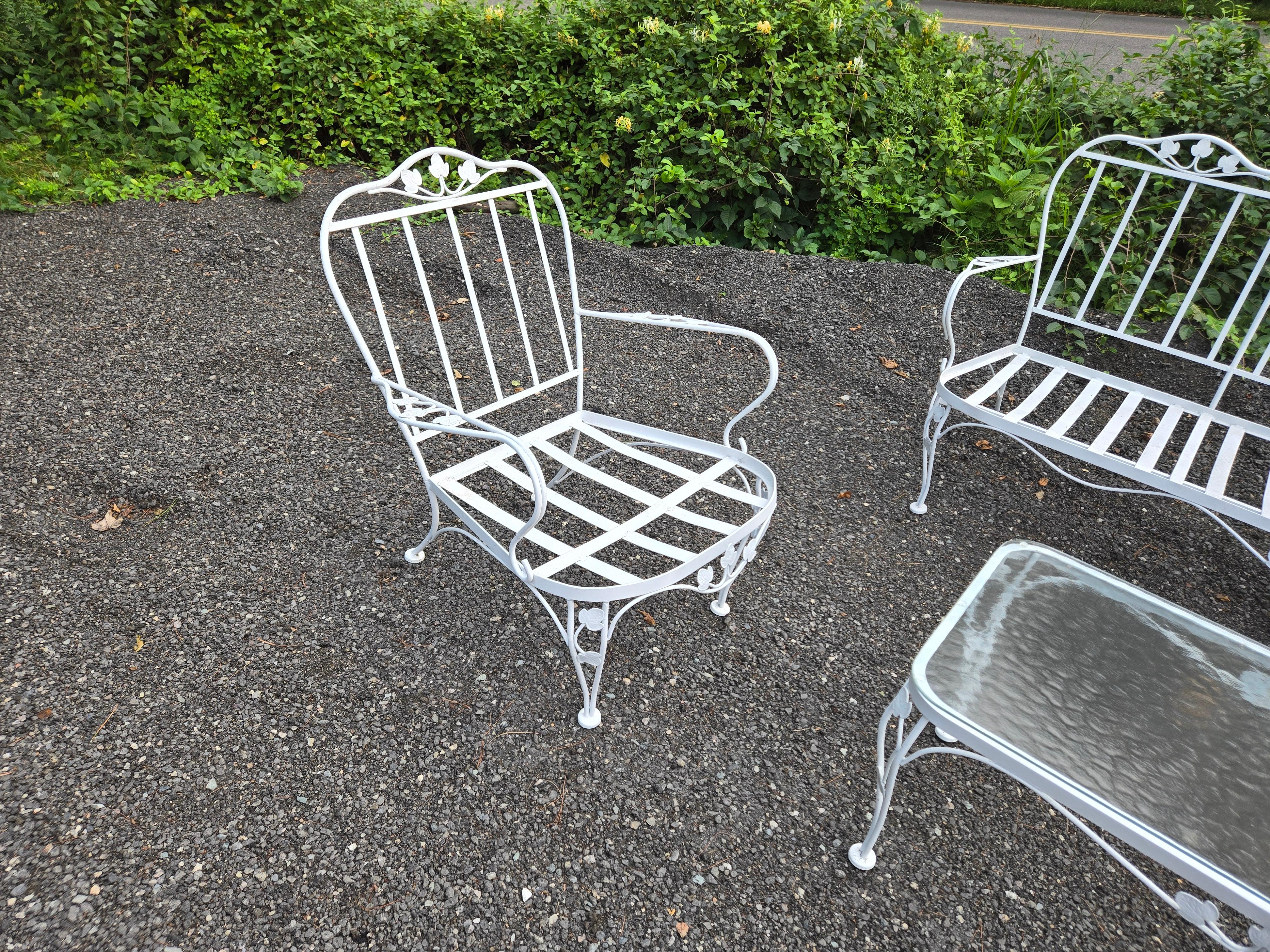 Canapé et chaise de patio Vintage Woodard en fer forgé avec table à cocktail en verre ondulé. Robuste et construit pour résister à tous les types de conditions météorologiques. Restauration sur mesure et rembourrage des coussins d'extérieur