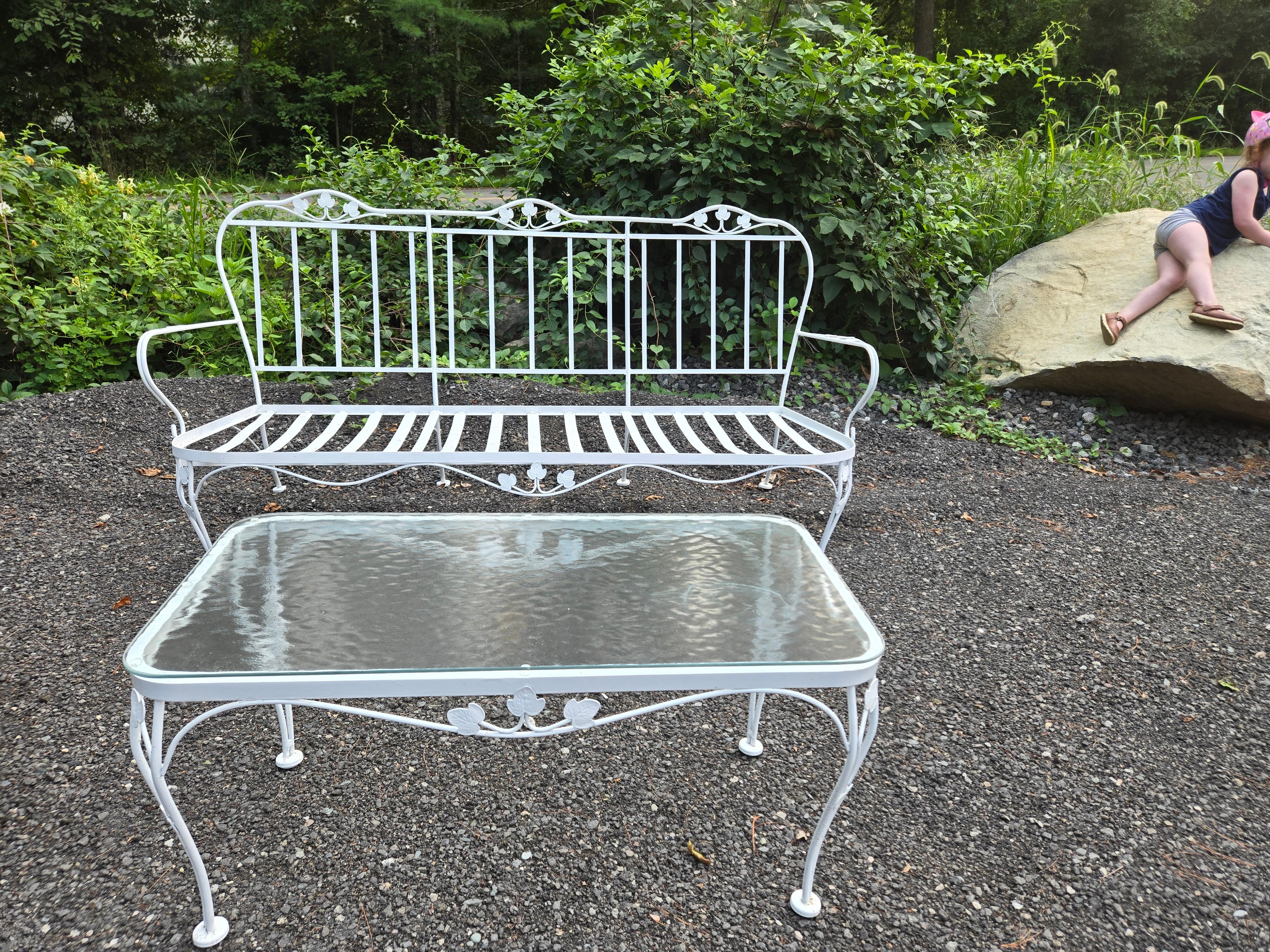 Américain Canapé et chaise de patio en fer forgé Woodard en vente