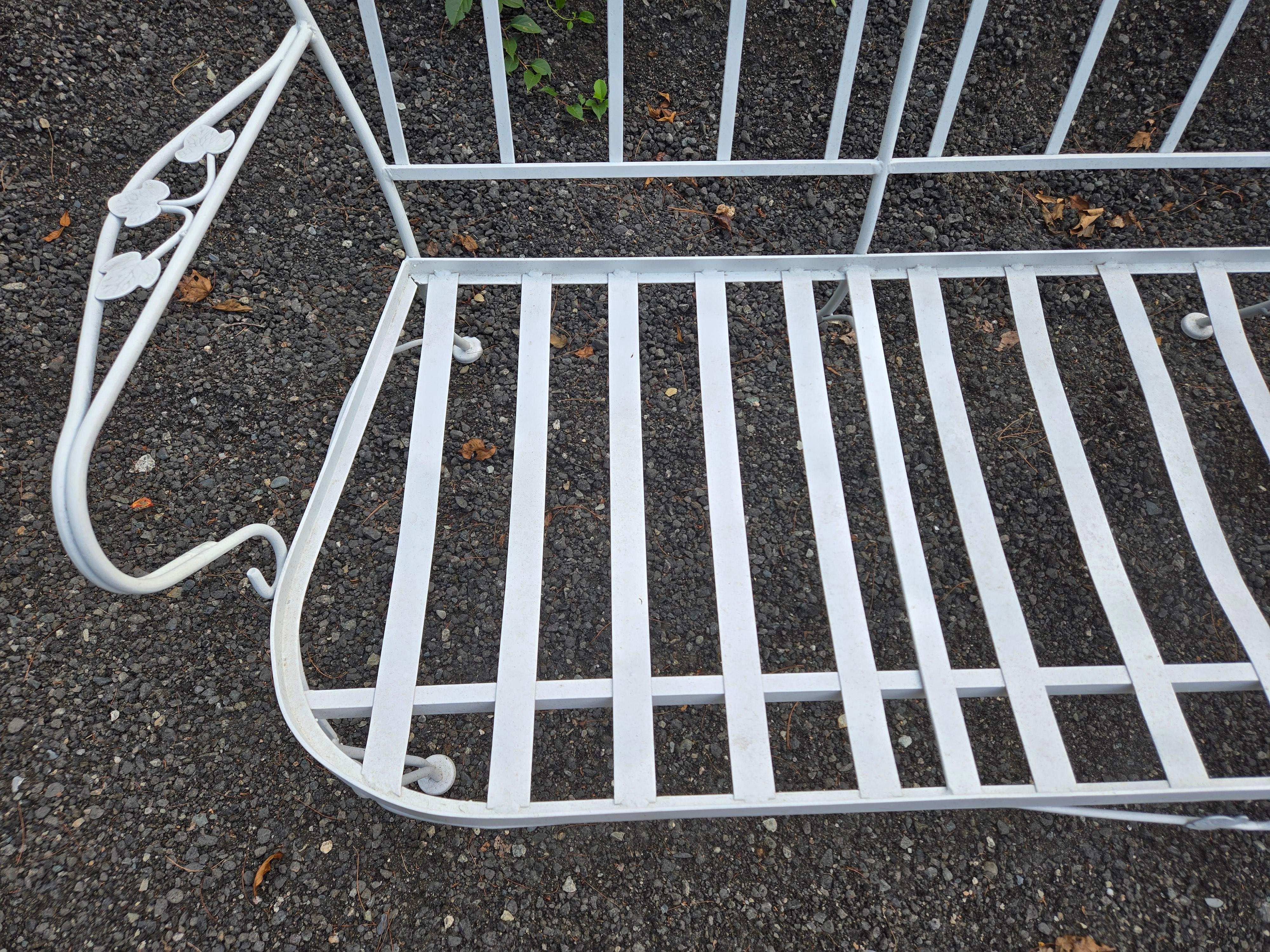 Métal Canapé et chaise de patio en fer forgé Woodard en vente