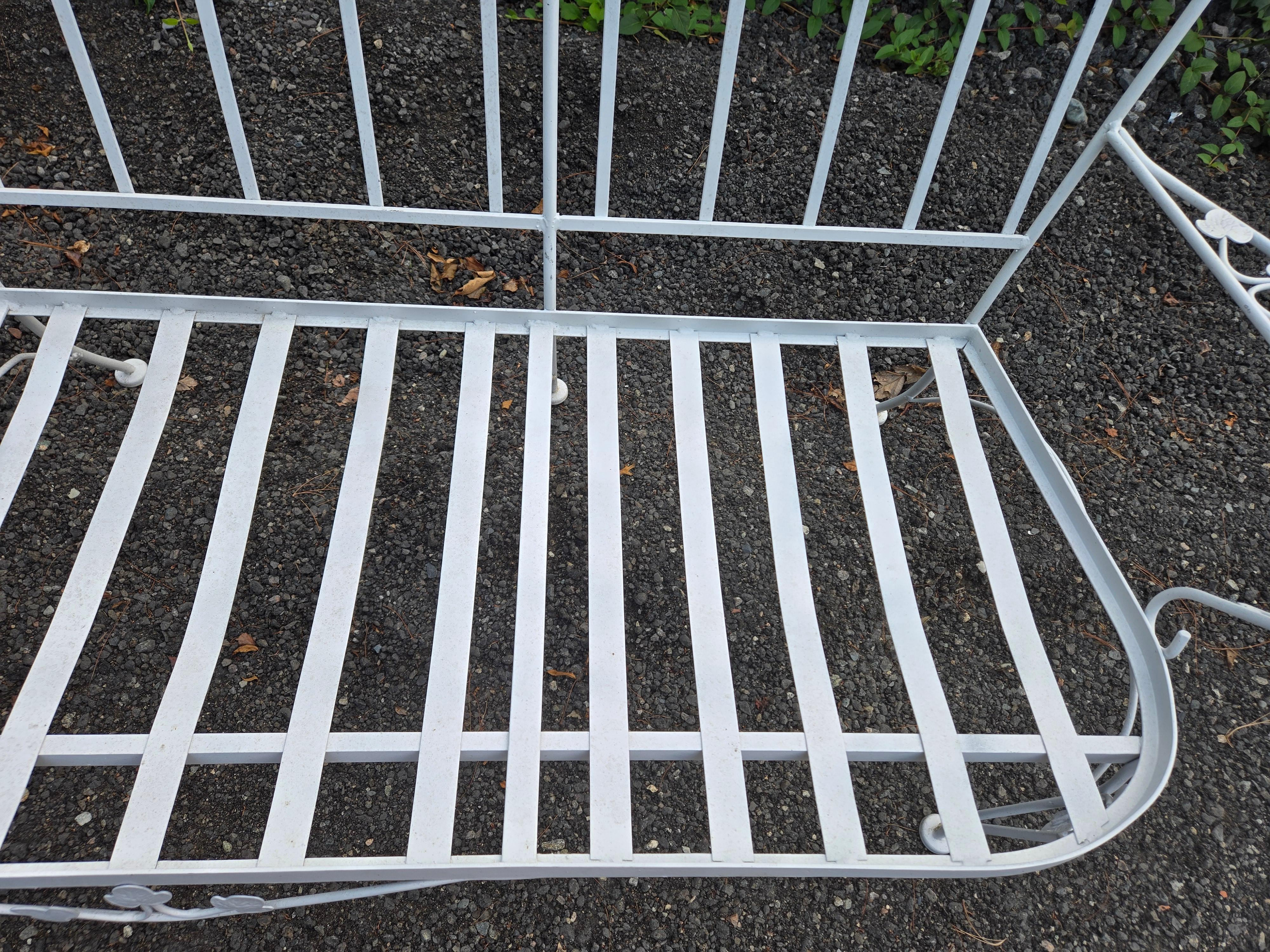 Canapé et chaise de patio en fer forgé Woodard en vente 2
