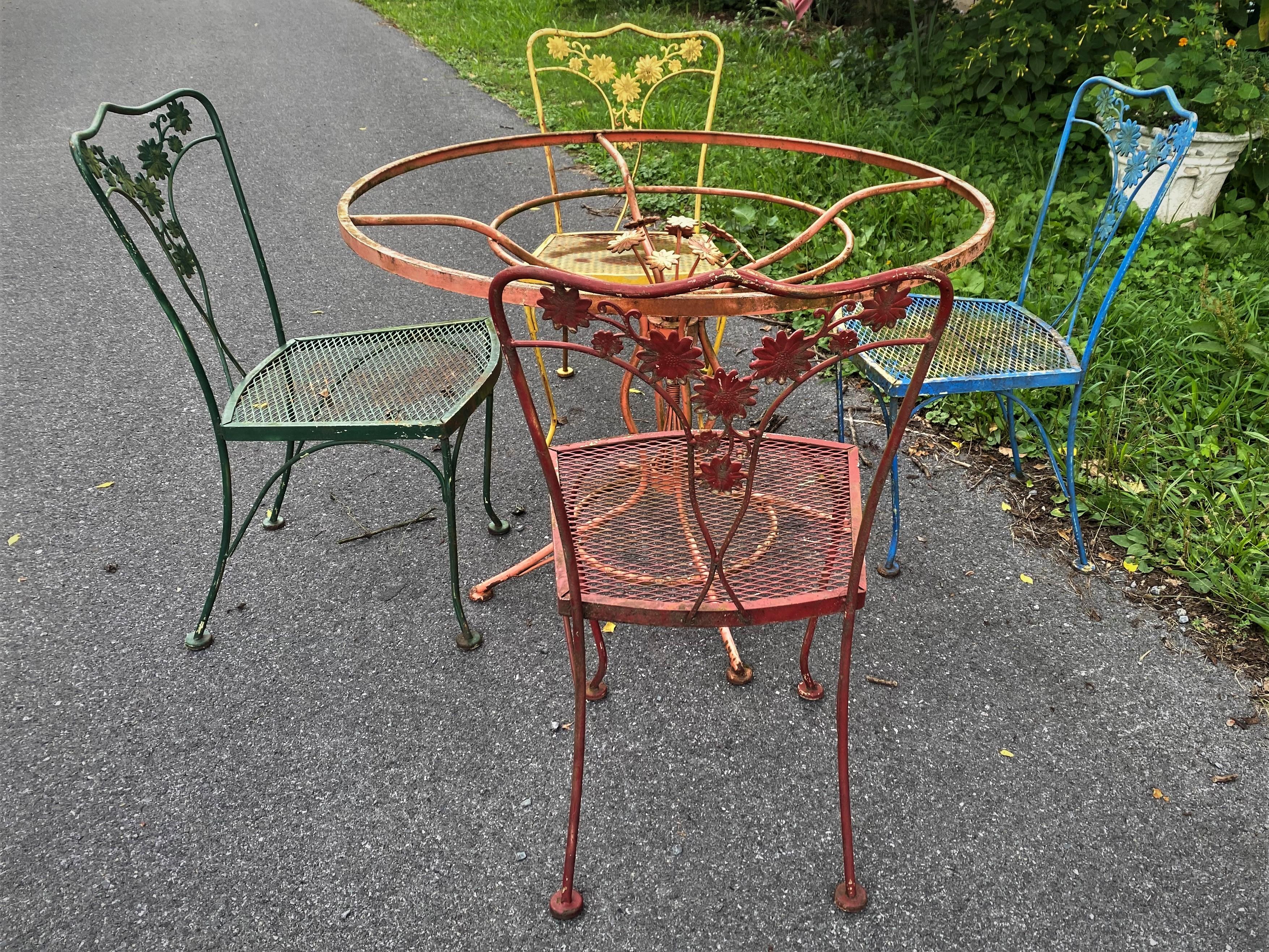 Table de patio Woodard avec centre à fleurs et 4 chaises en vente 6