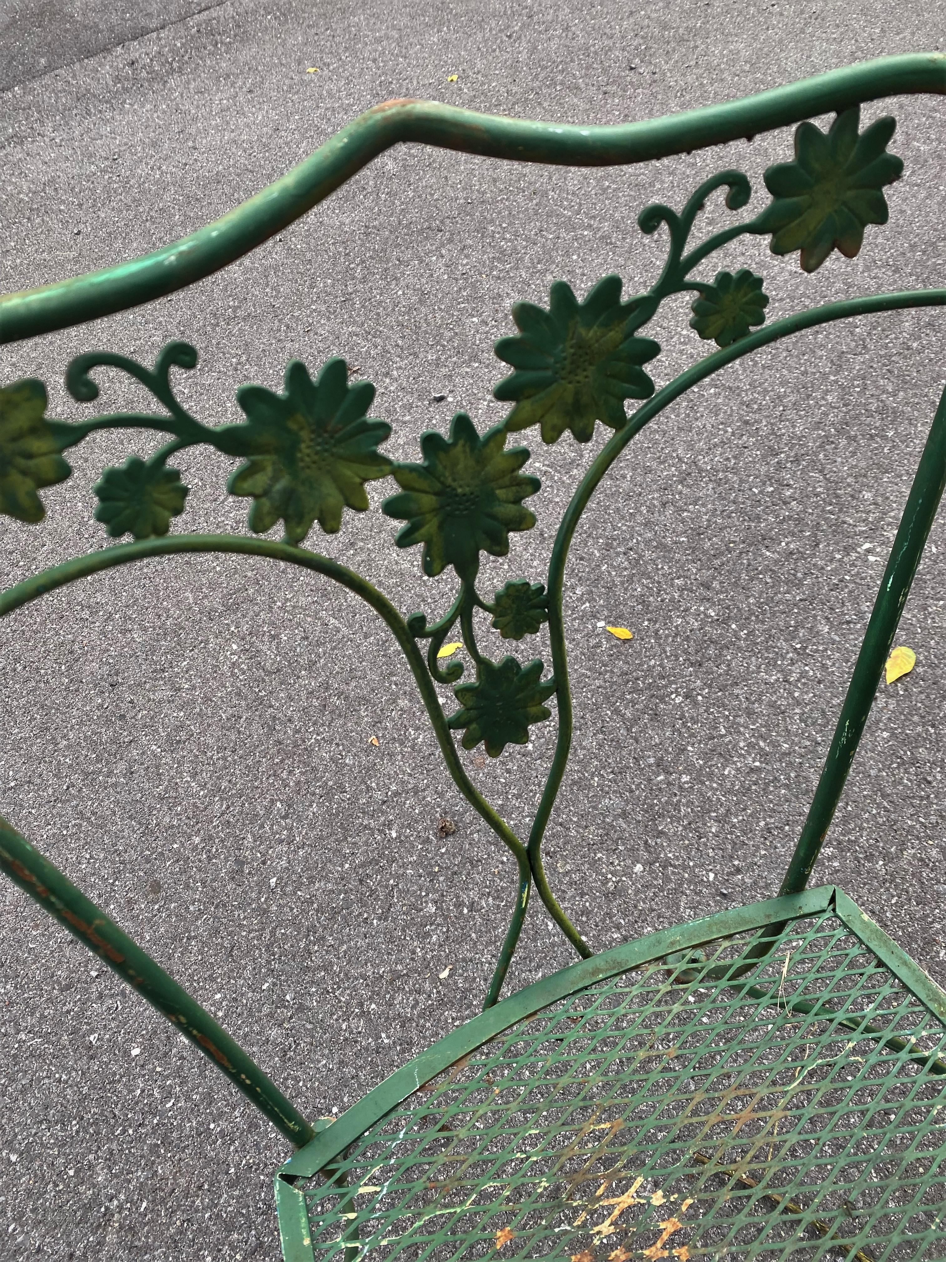 Woodard Wrought Iron Patio Table with Flower Center & 4 Chairs In Distressed Condition For Sale In Clifton Forge, VA
